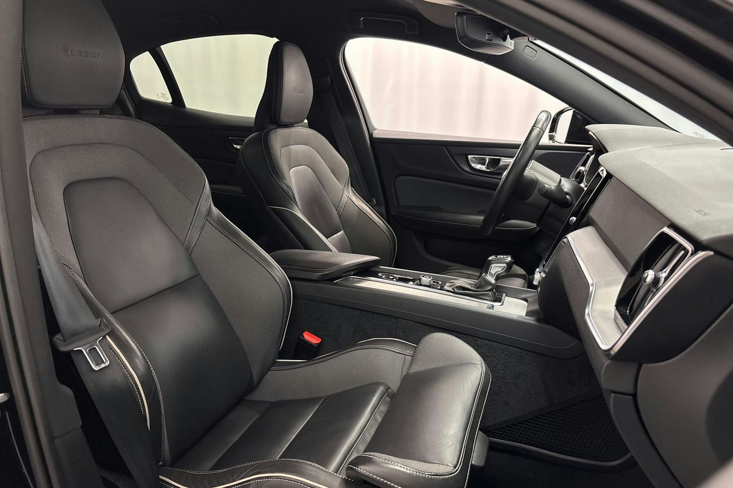 musta Volvo S60 2020 kuva 12.