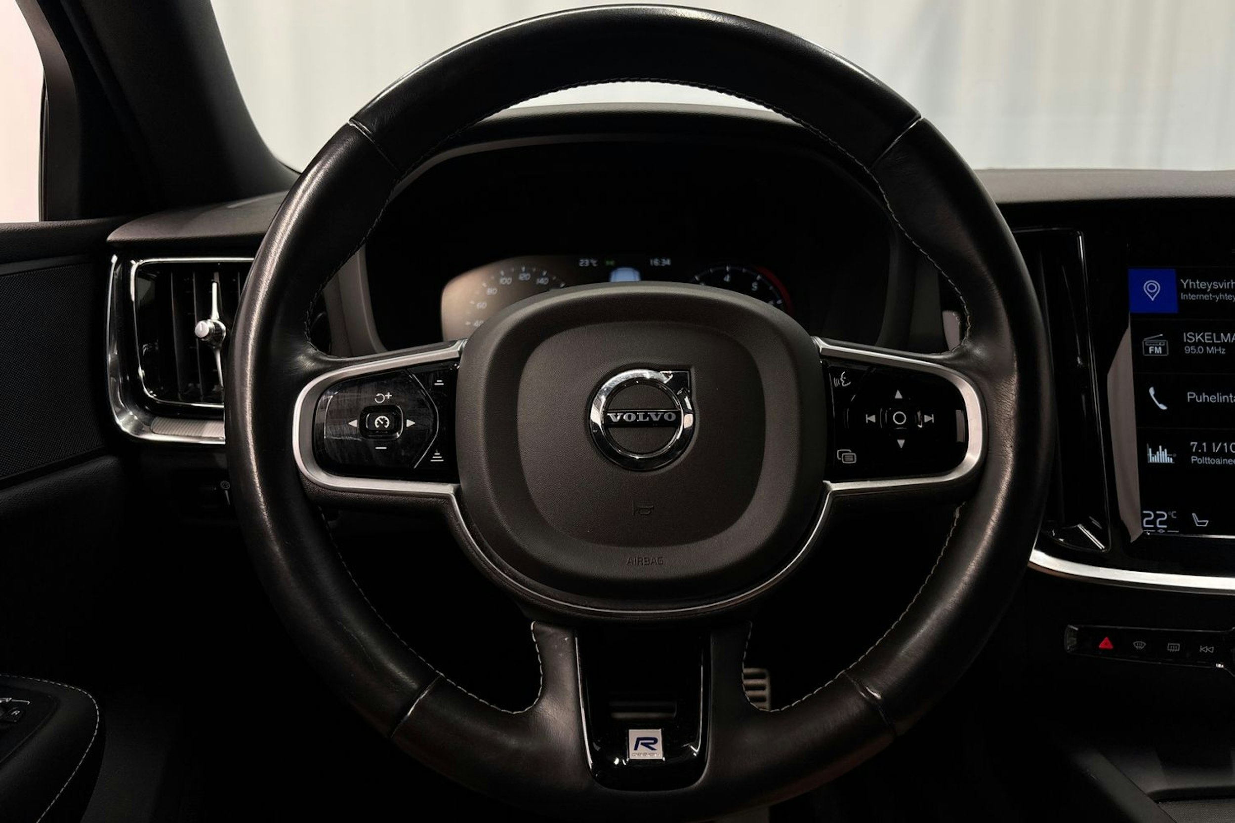 musta Volvo S60 2020 kuva 15.