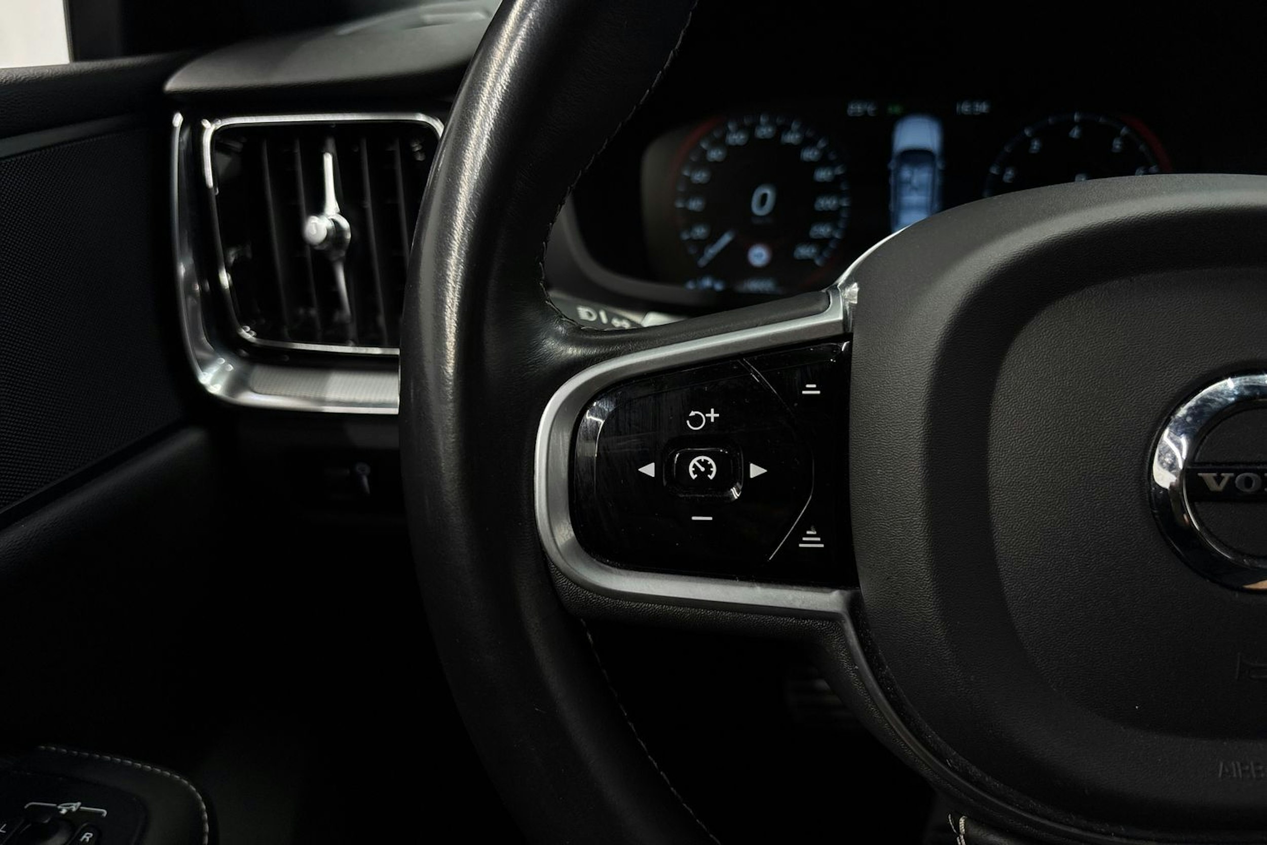 musta Volvo S60 2020 kuva 16.
