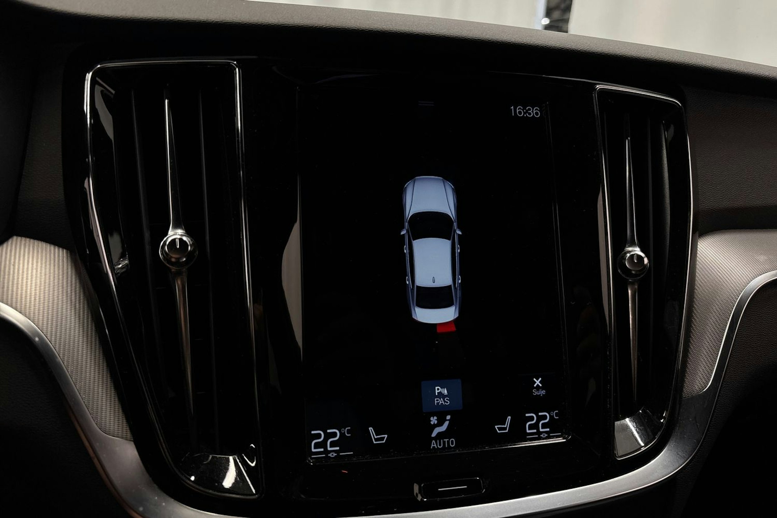 musta Volvo S60 2020 kuva 18.