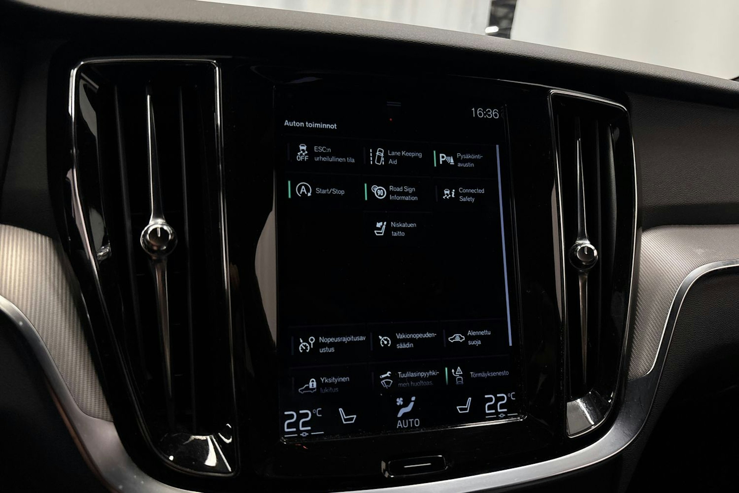 musta Volvo S60 2020 kuva 19.