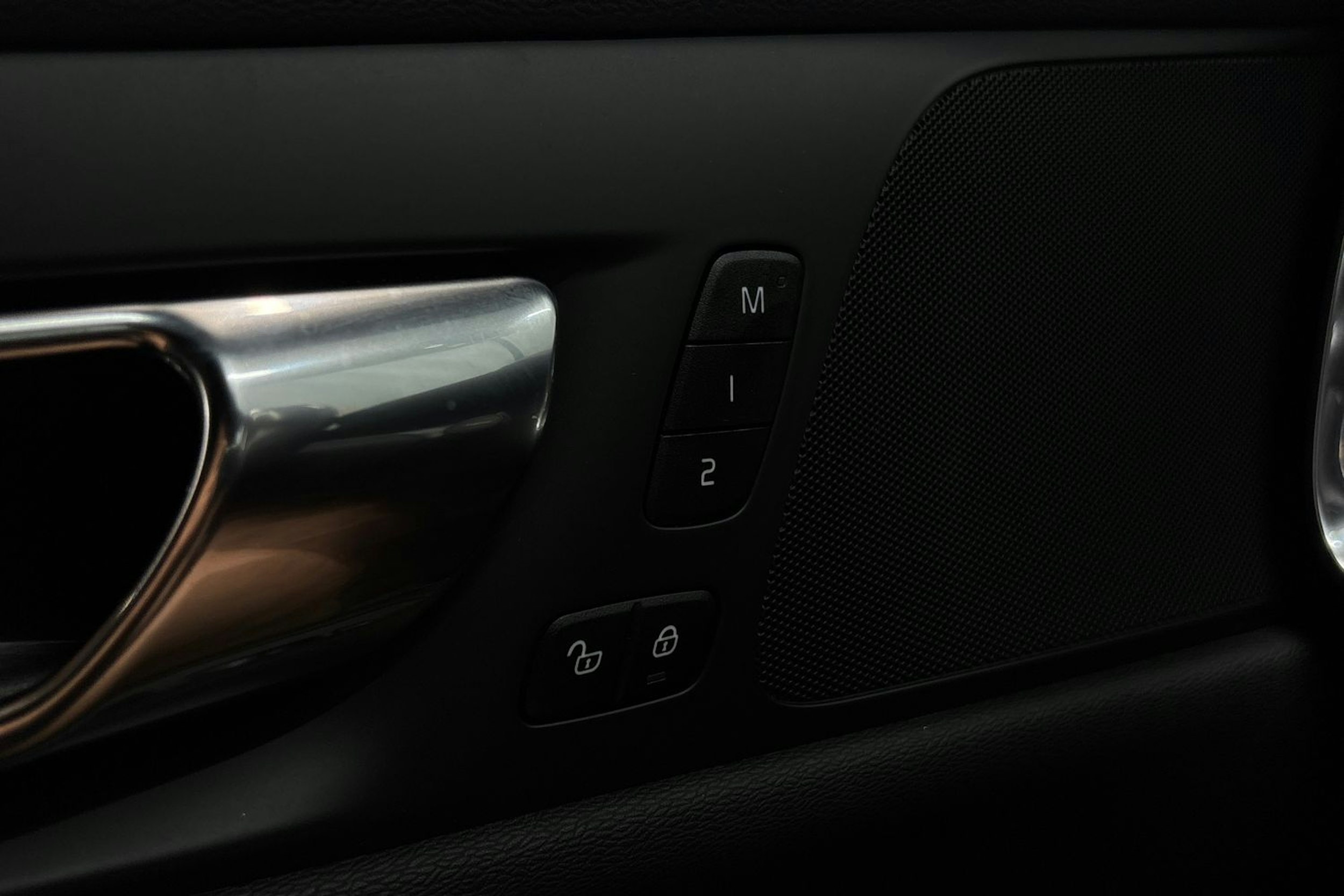 musta Volvo S60 2020 kuva 23.
