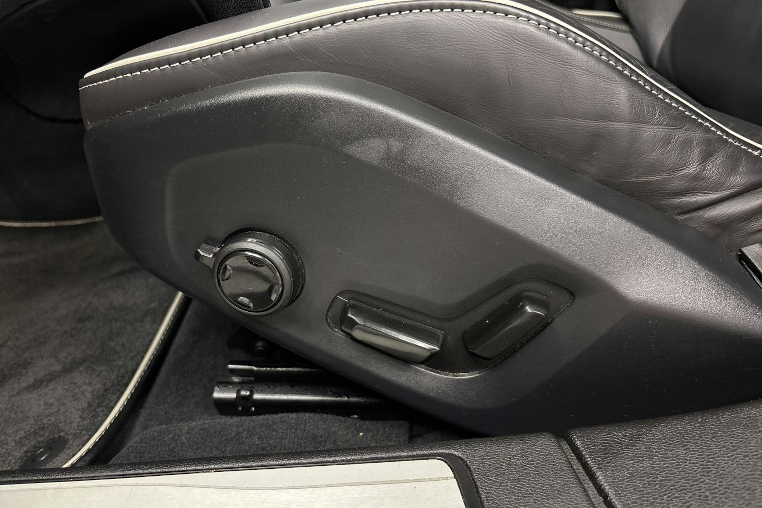 musta Volvo S60 2020 kuva 24.