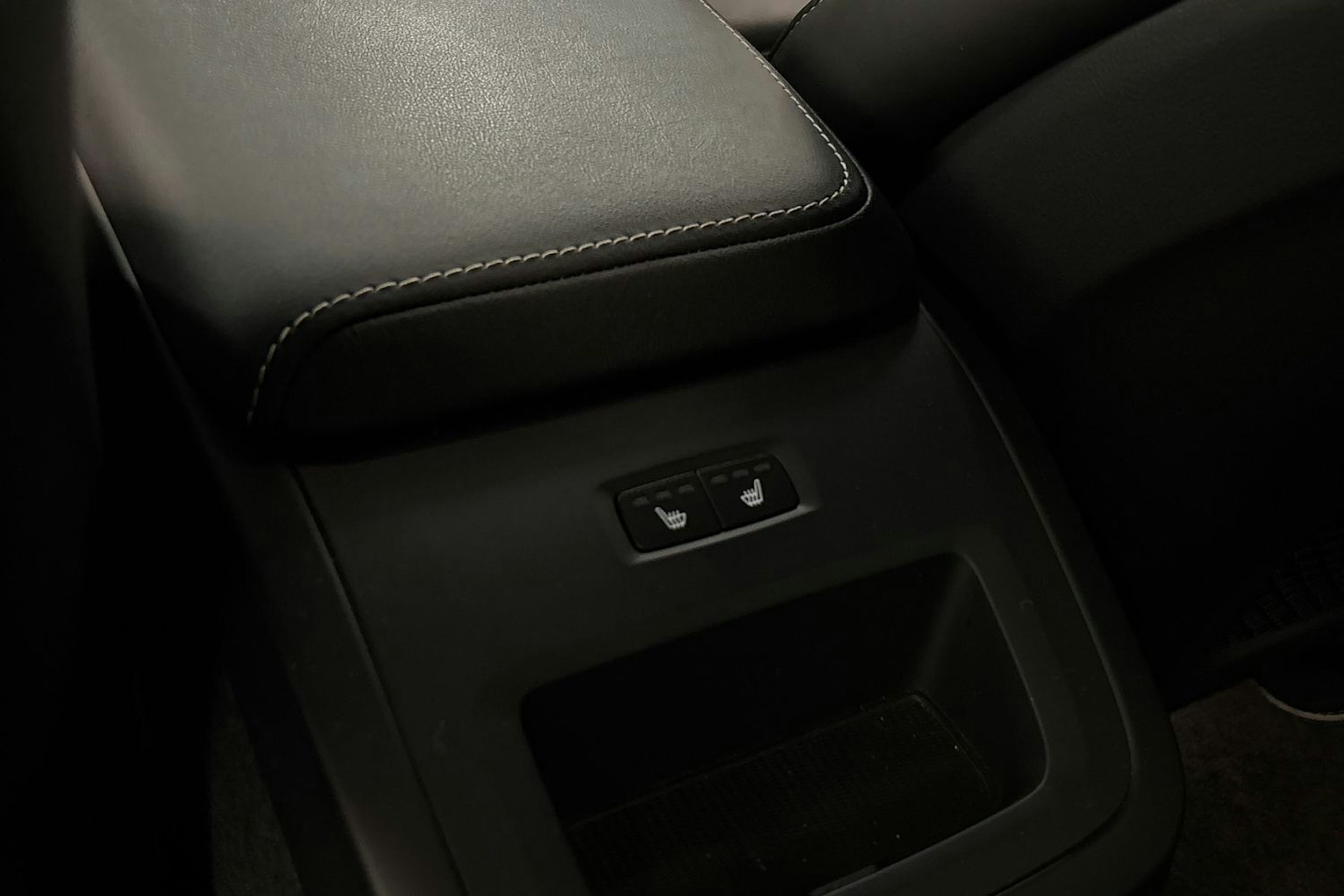 musta Volvo S60 2020 kuva 25.