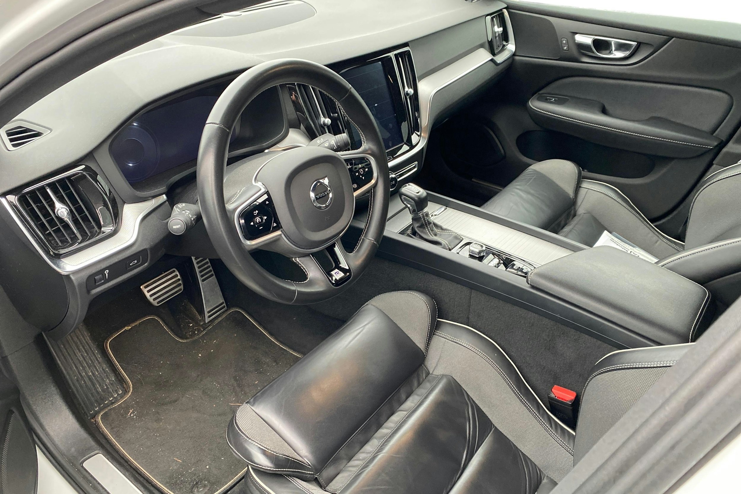 valkoinen Volvo S60 2020 kuva 3.
