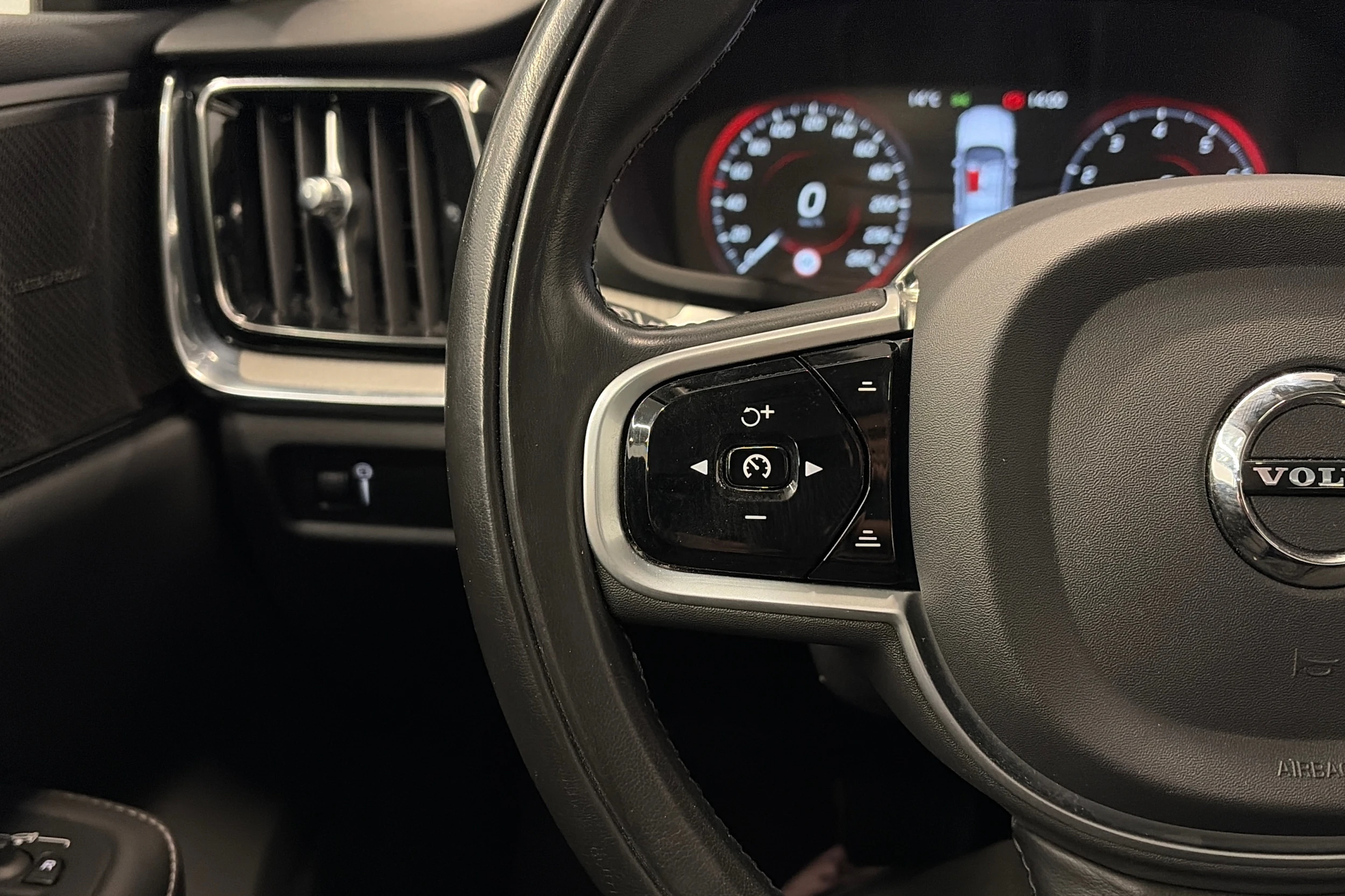 harmaa Volvo S60 2020 kuva 18.