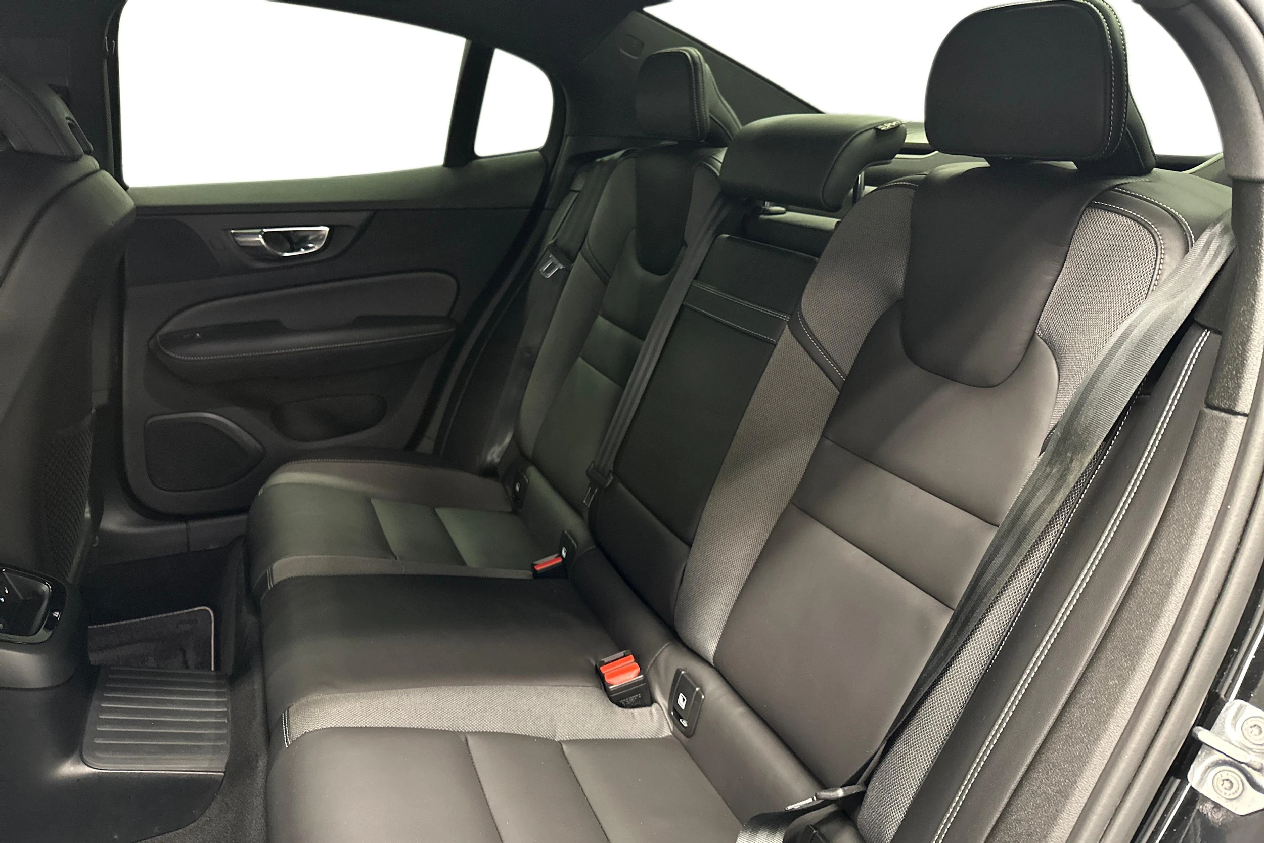 musta Volvo S60 2021 kuva 8.