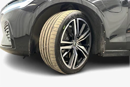 musta Volvo S60 2021 kuva 9.