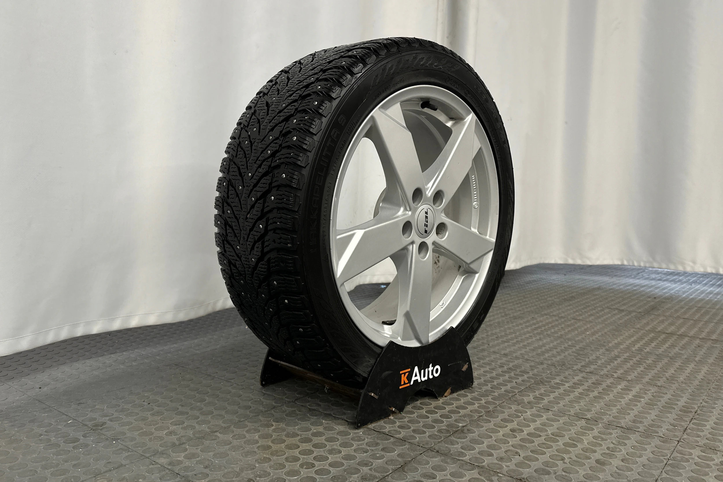 musta Volvo S60 2021 kuva 10.