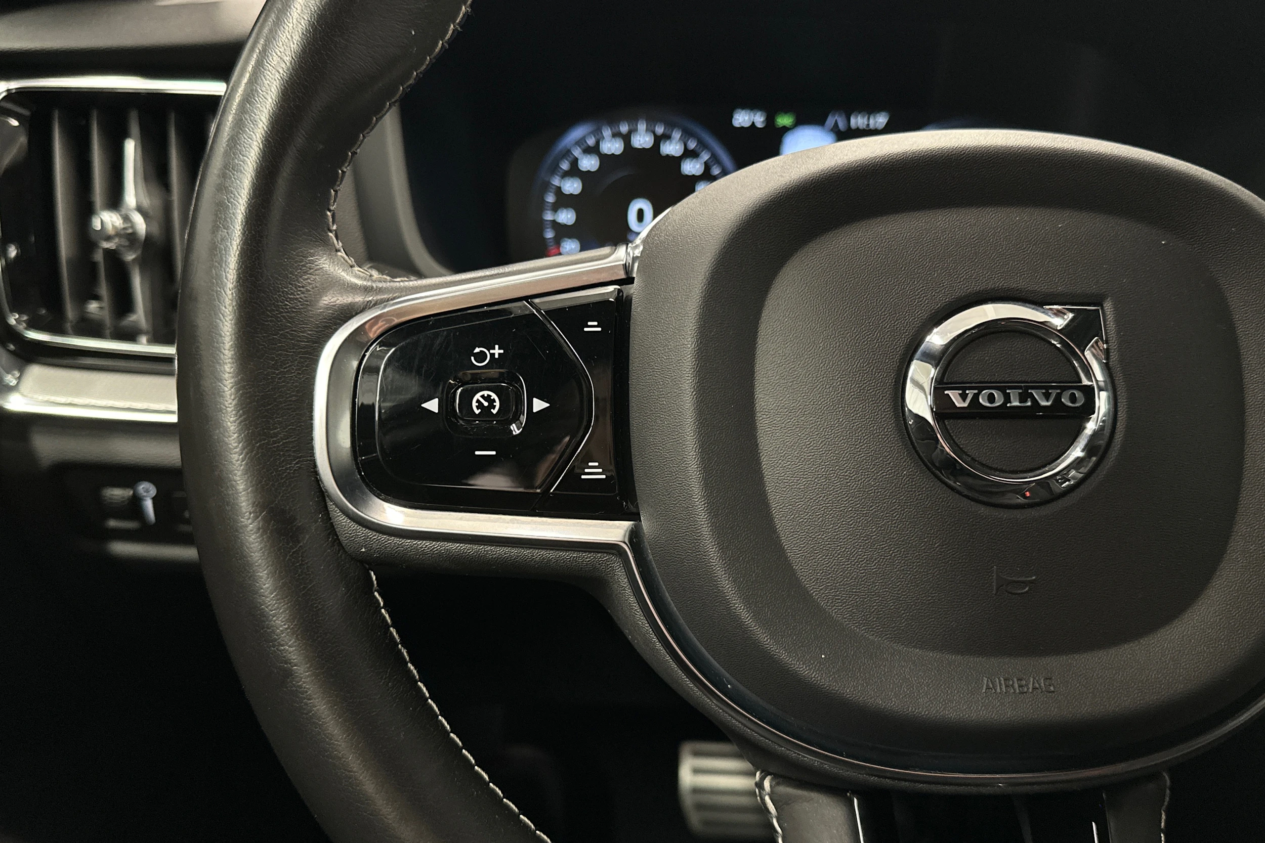 musta Volvo S60 2021 kuva 11.