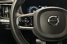 musta Volvo S60 2021 kuva 11.