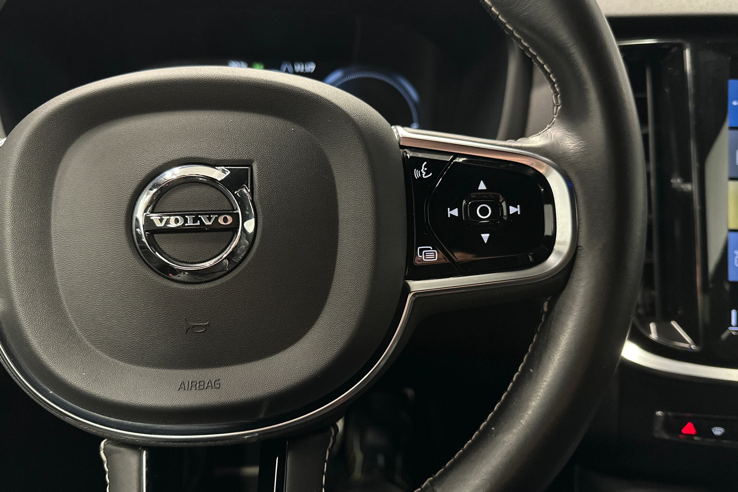 musta Volvo S60 2021 kuva 12.