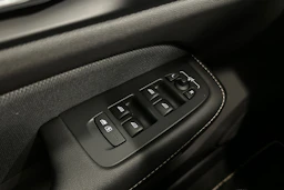 musta Volvo S60 2021 kuva 15.