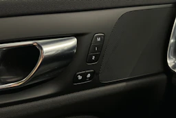 musta Volvo S60 2021 kuva 16.