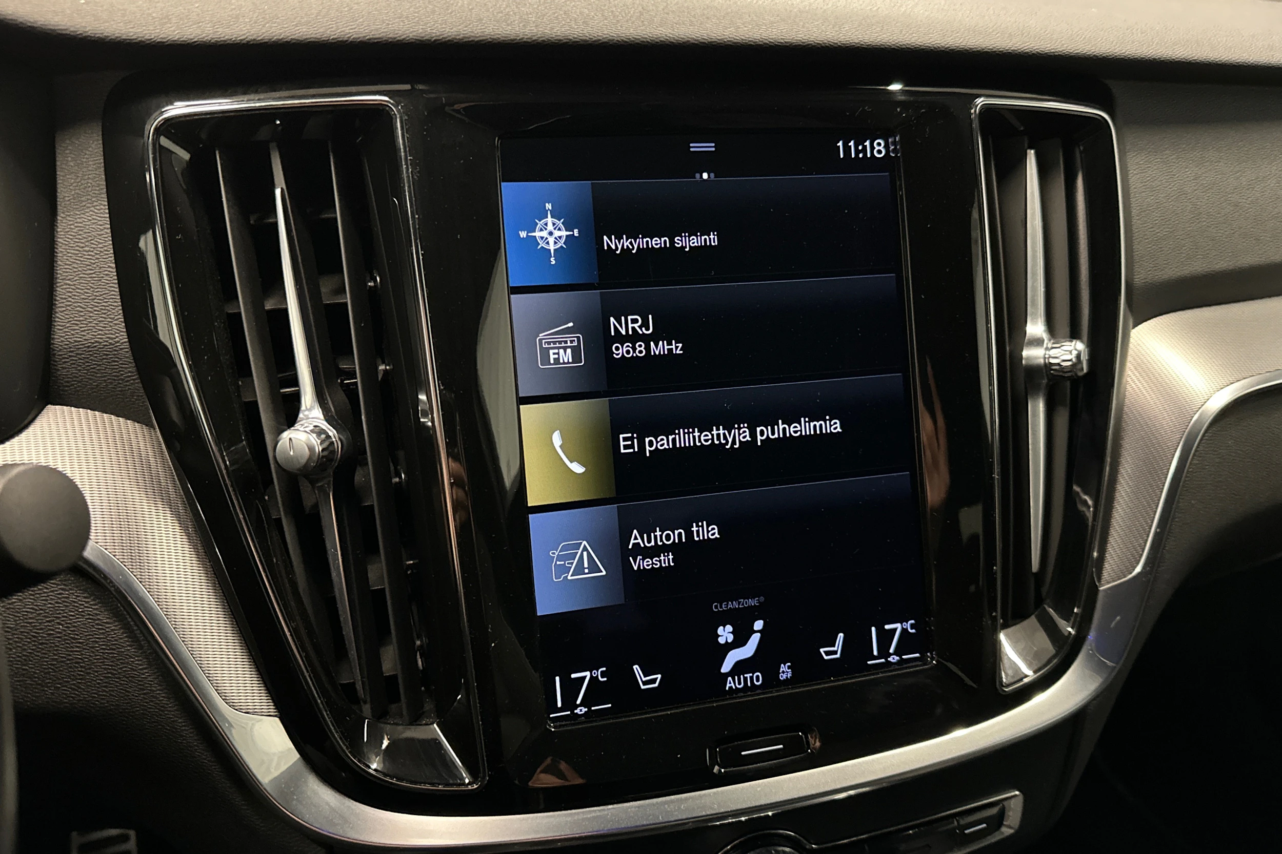 musta Volvo S60 2021 kuva 17.