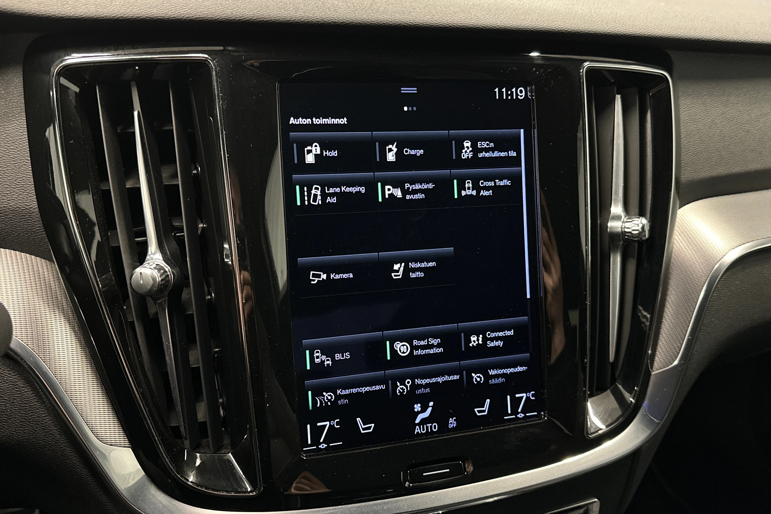 musta Volvo S60 2021 kuva 18.