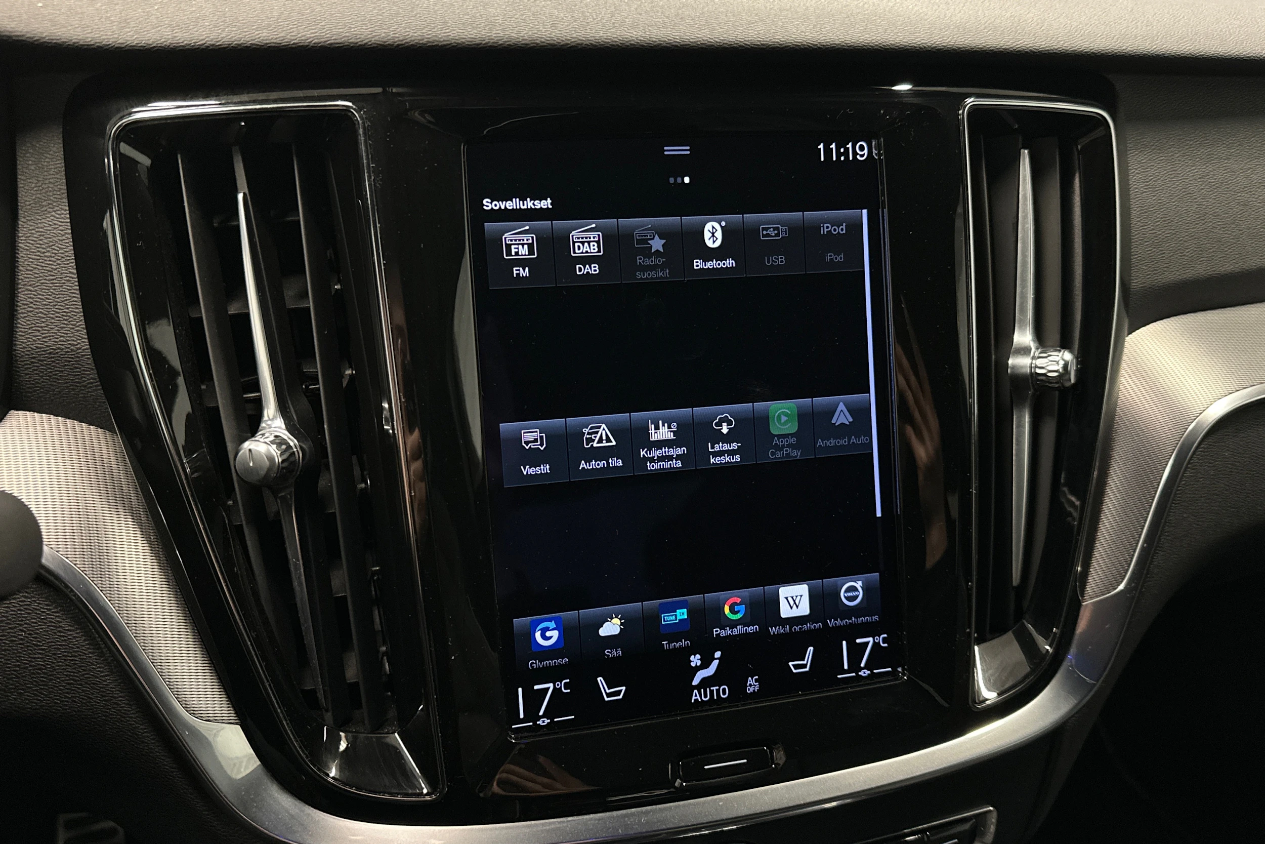 musta Volvo S60 2021 kuva 19.