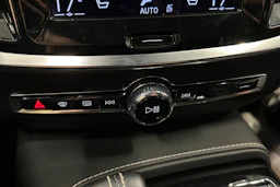 musta Volvo S60 2021 kuva 29.