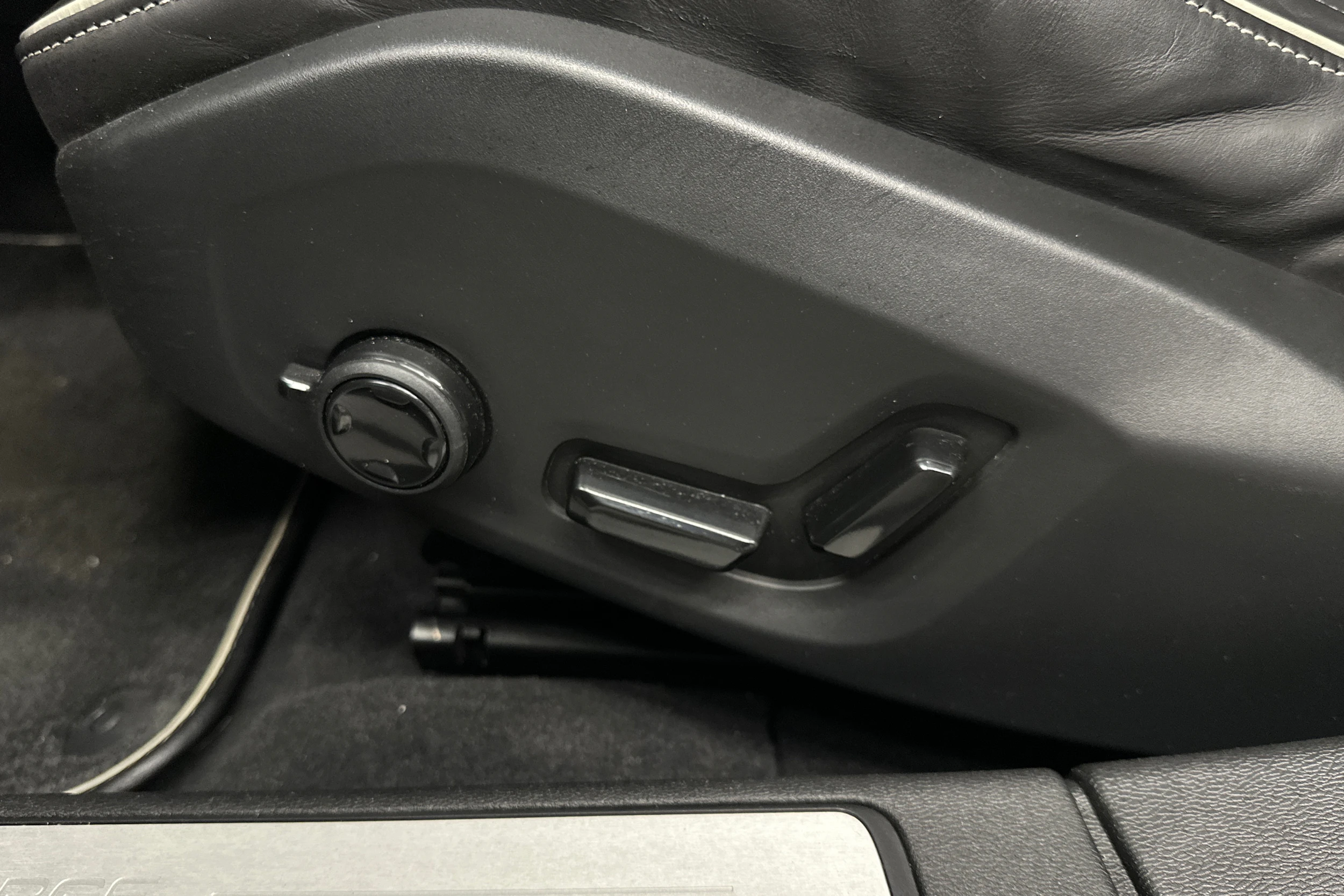 musta Volvo S60 2021 kuva 31.