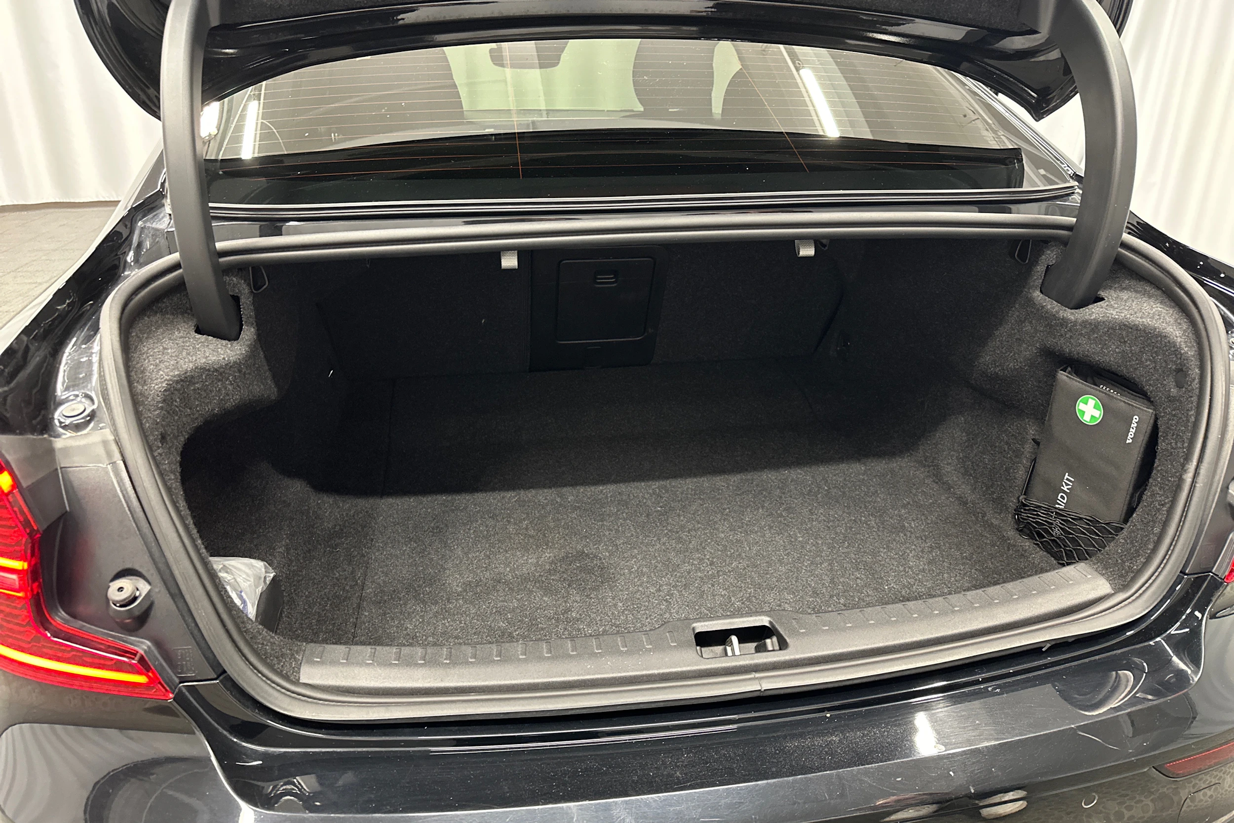musta Volvo S60 2021 kuva 32.