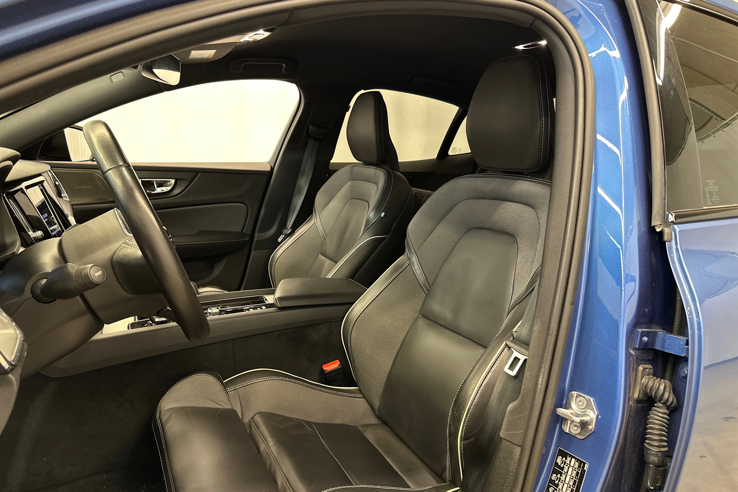 sininen Volvo S60 2020 kuva 4.