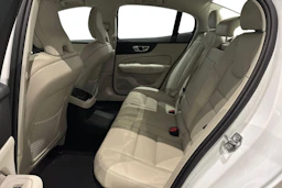 valkoinen Volvo S60 2020 kuva 11.