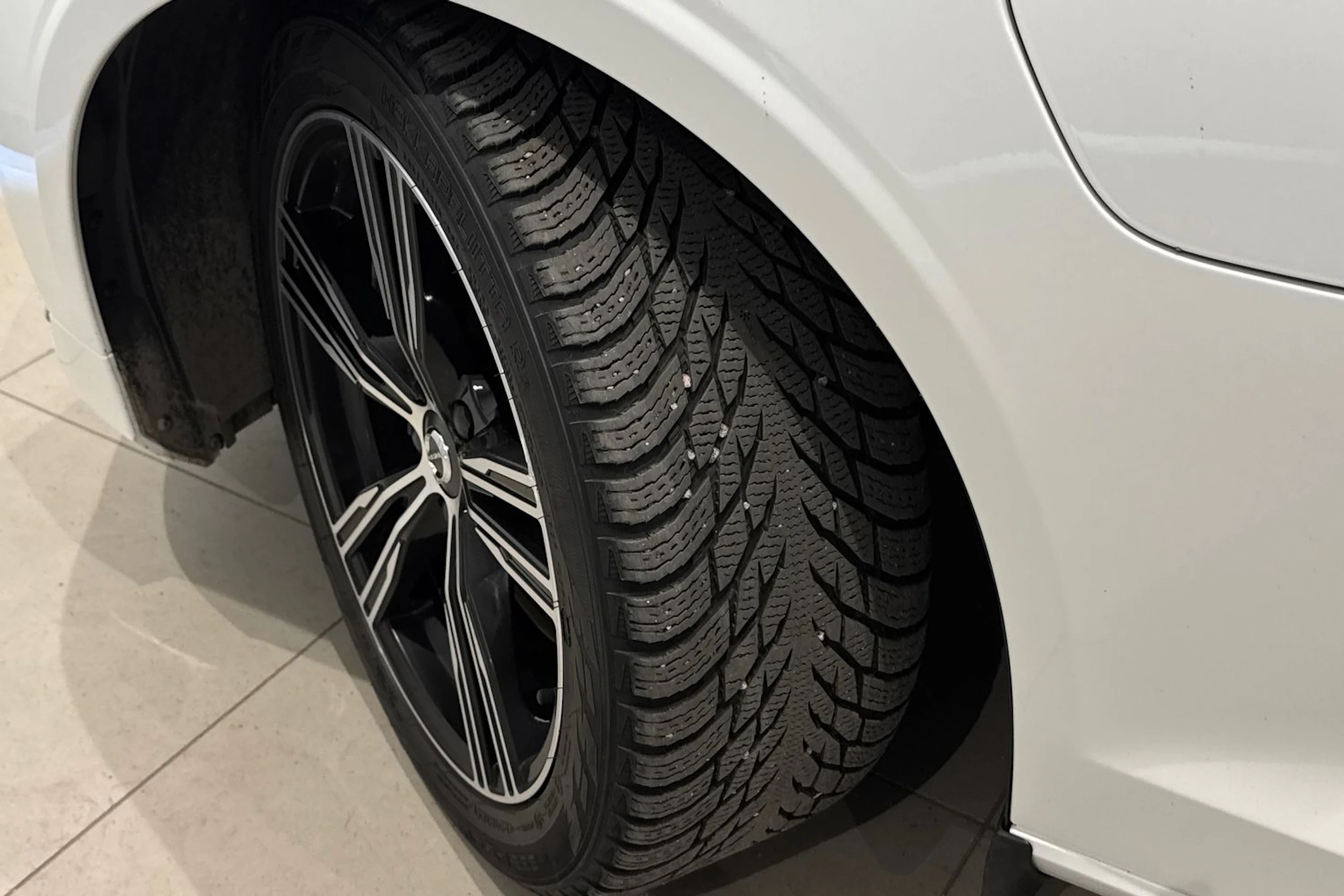valkoinen Volvo S60 2020 kuva 13.