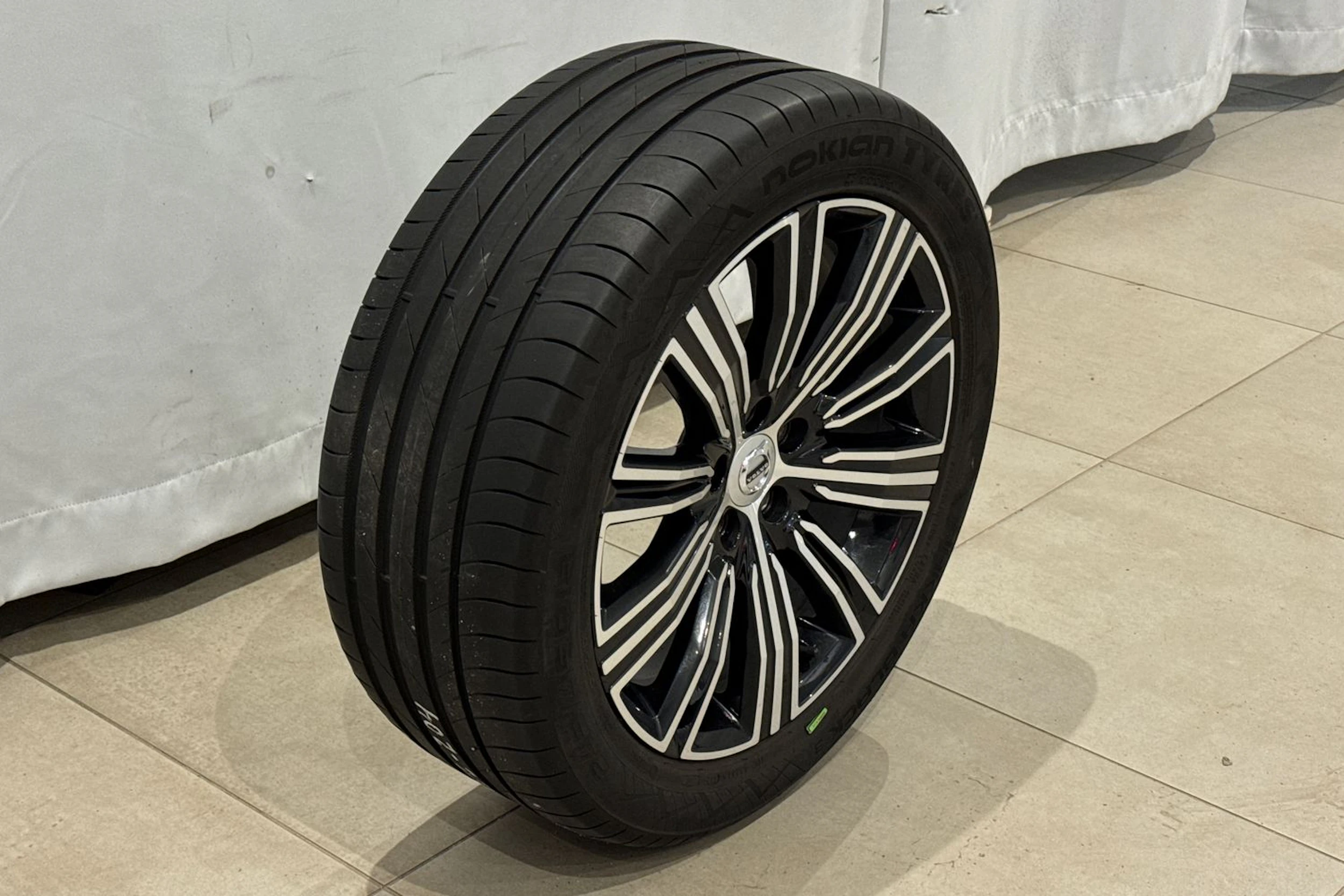 valkoinen Volvo S60 2020 kuva 15.