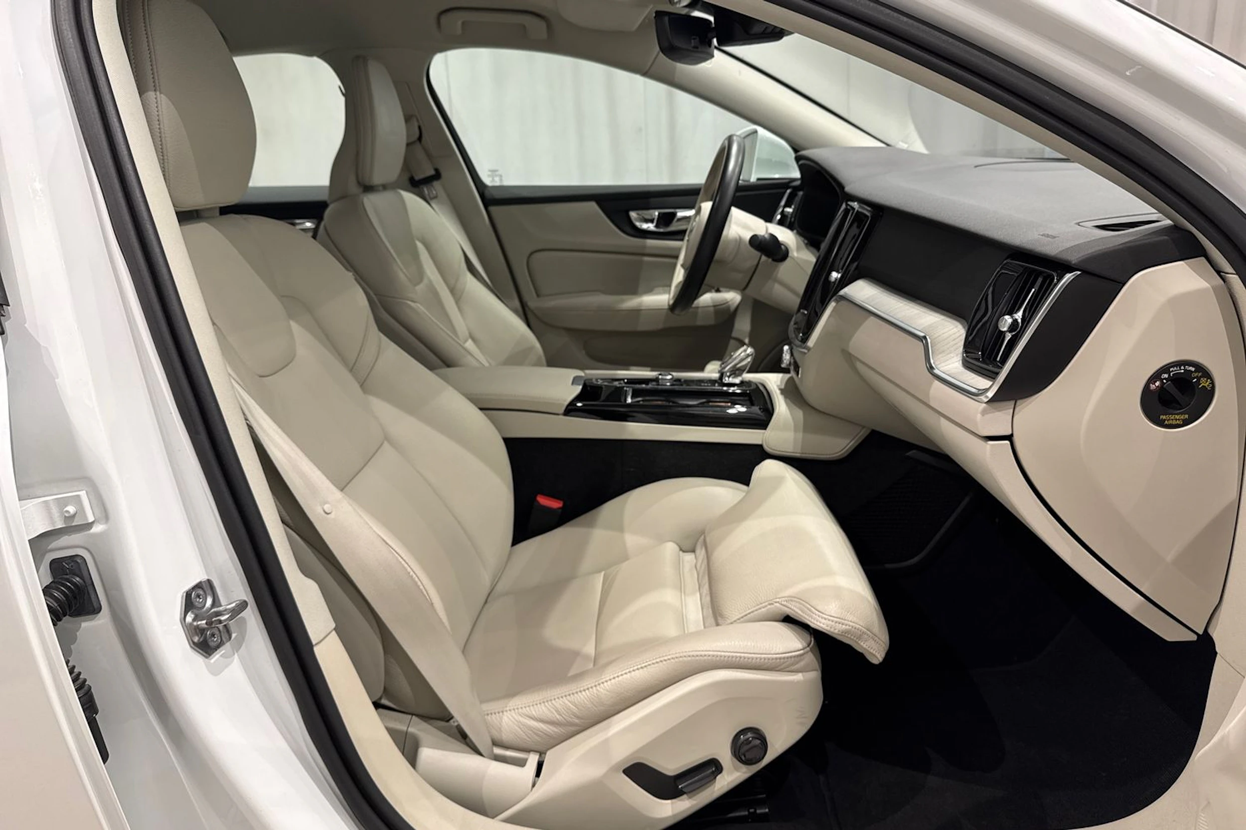 valkoinen Volvo S60 2020 kuva 20.