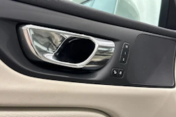 valkoinen Volvo S60 2020 kuva 22.