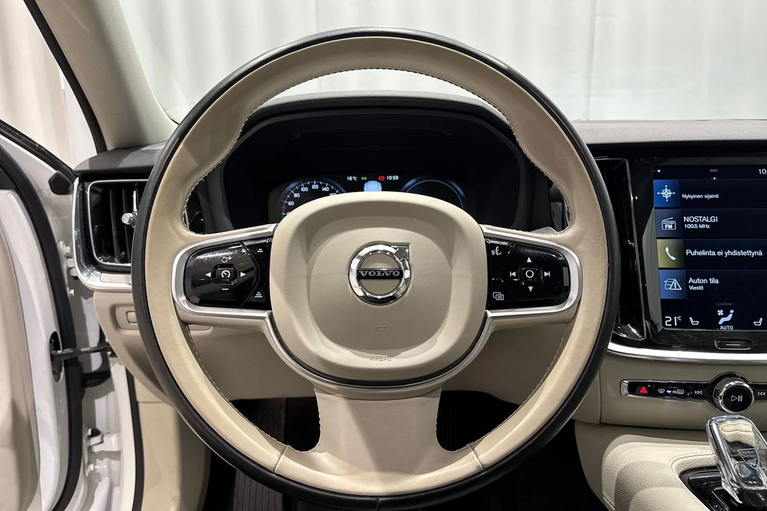 valkoinen Volvo S60 2020 kuva 23.