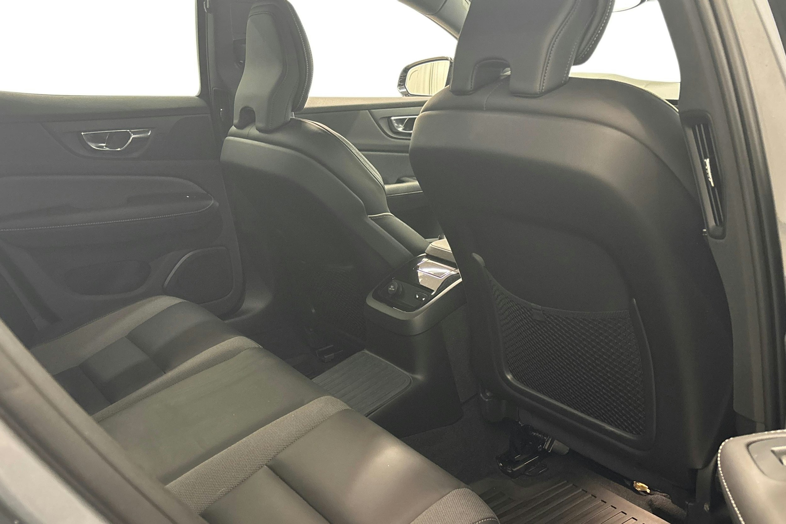 harmaa Volvo S60 2020 kuva 11.