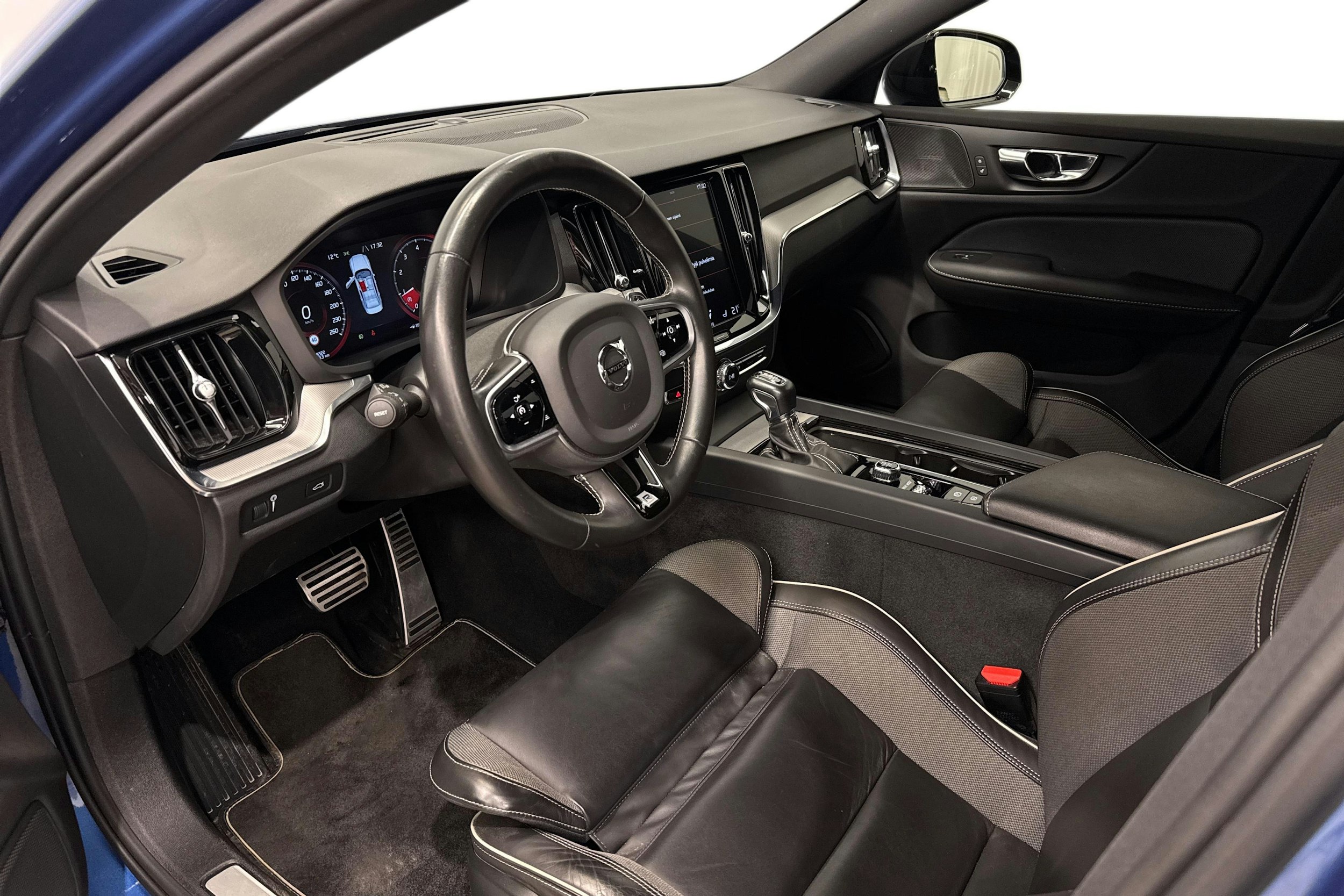 sininen Volvo S60 2020 kuva 7.