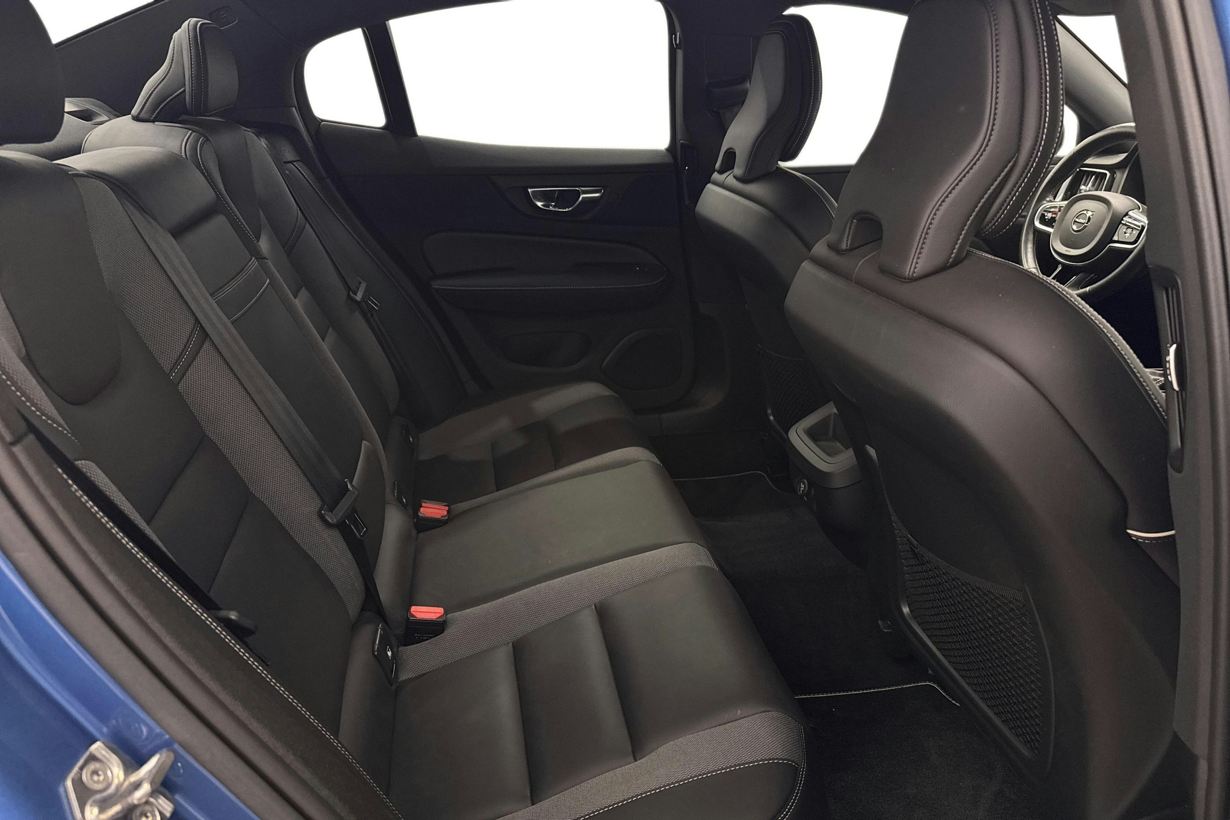 sininen Volvo S60 2020 kuva 10.