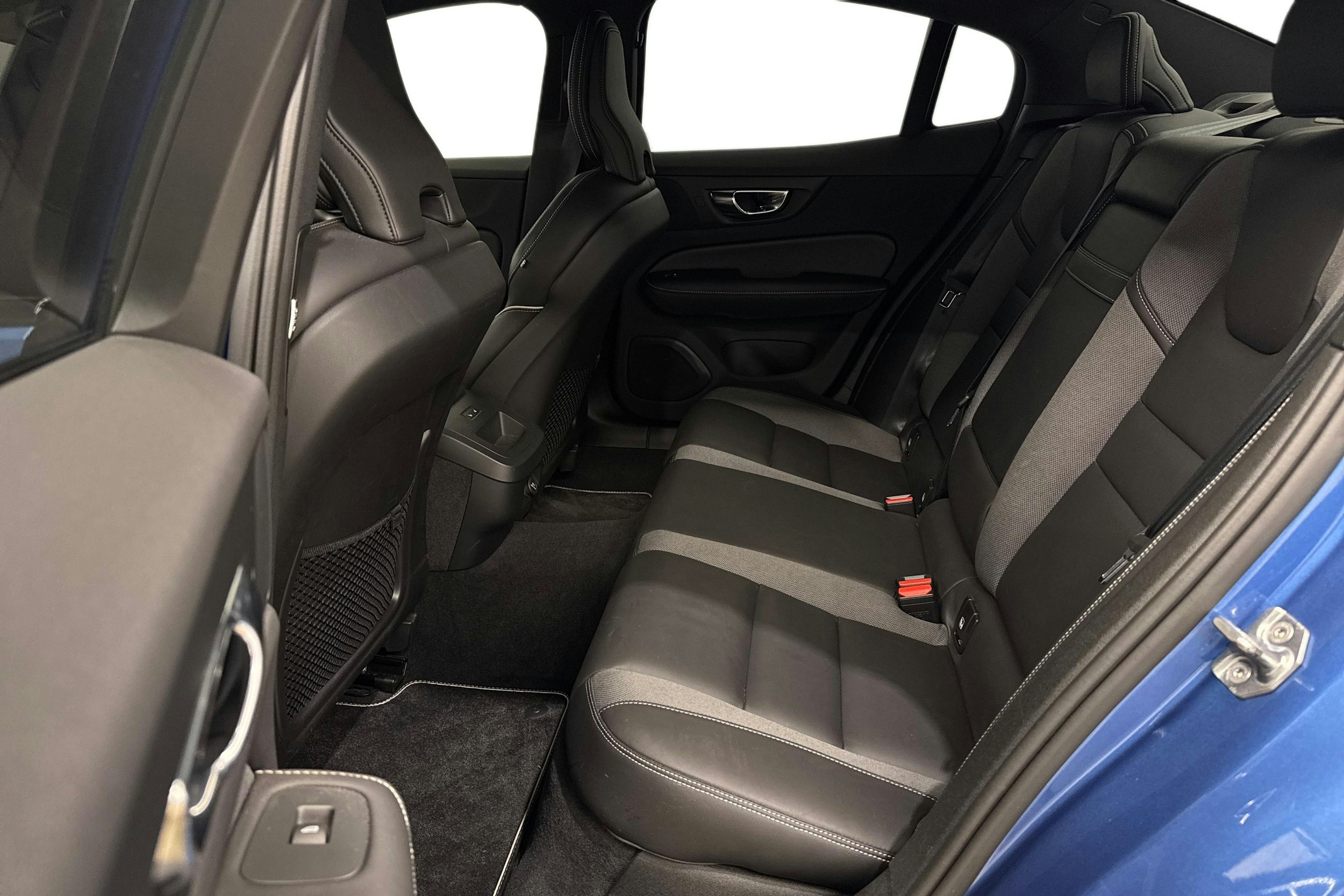 sininen Volvo S60 2020 kuva 11.