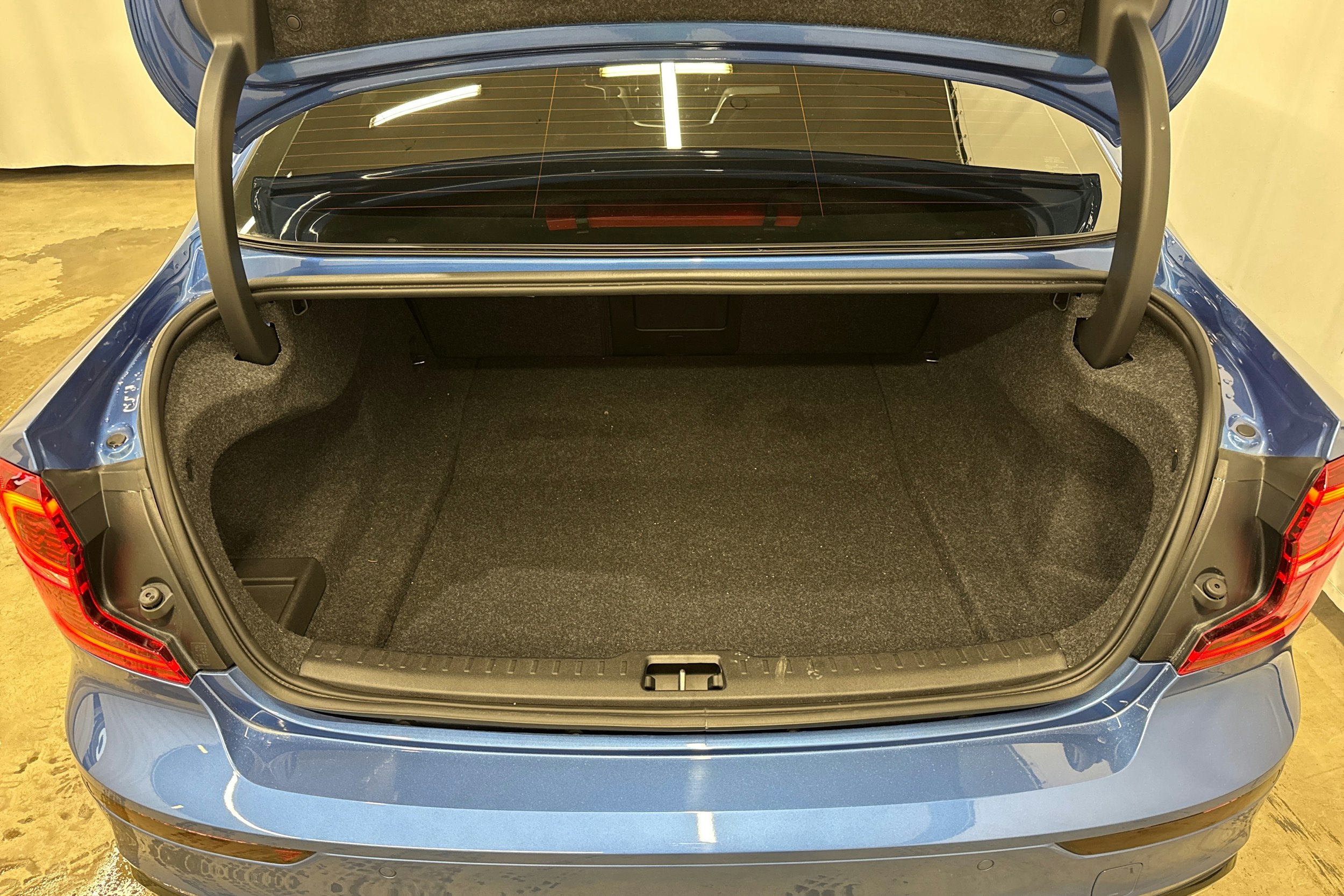 sininen Volvo S60 2020 kuva 13.