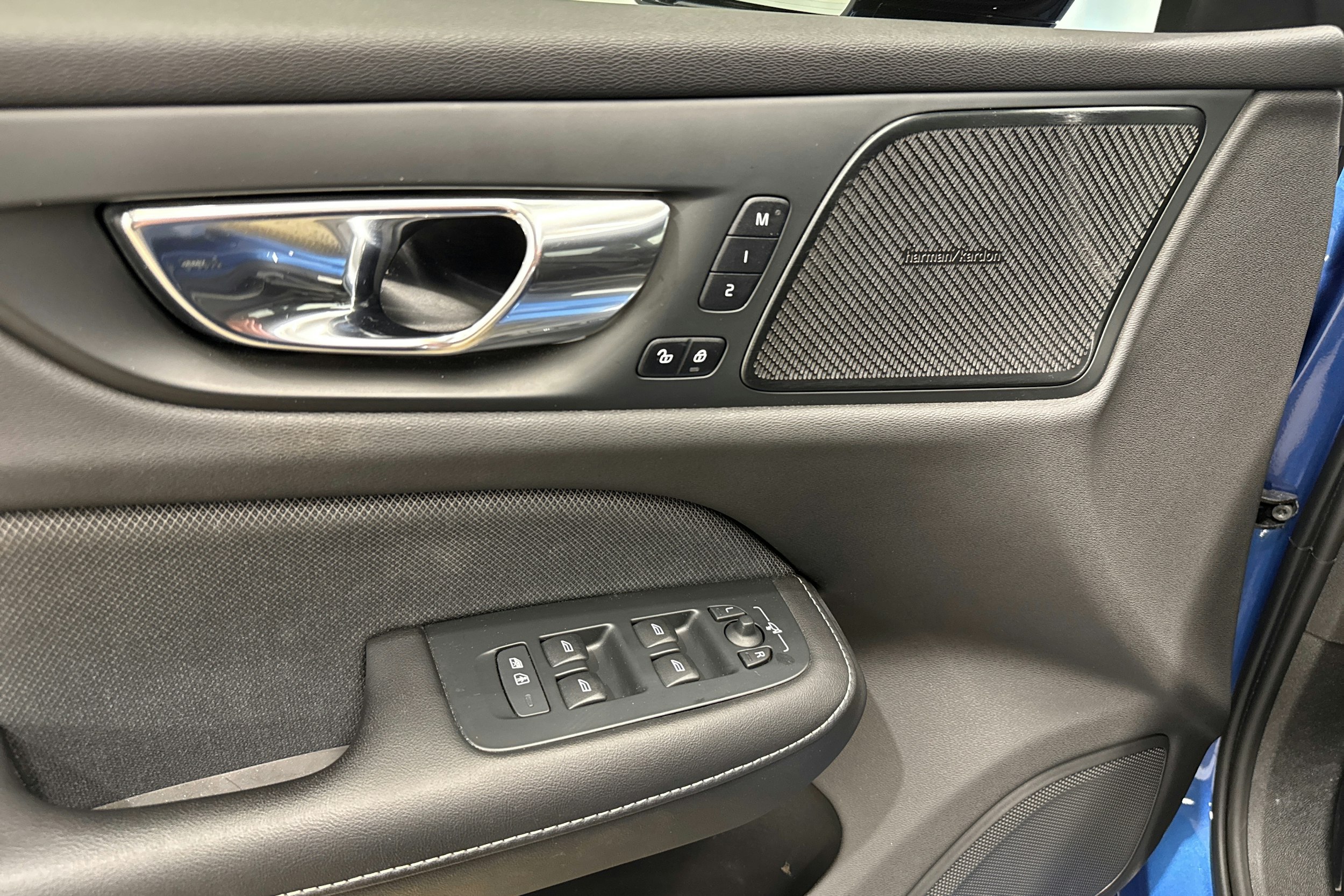 sininen Volvo S60 2020 kuva 16.