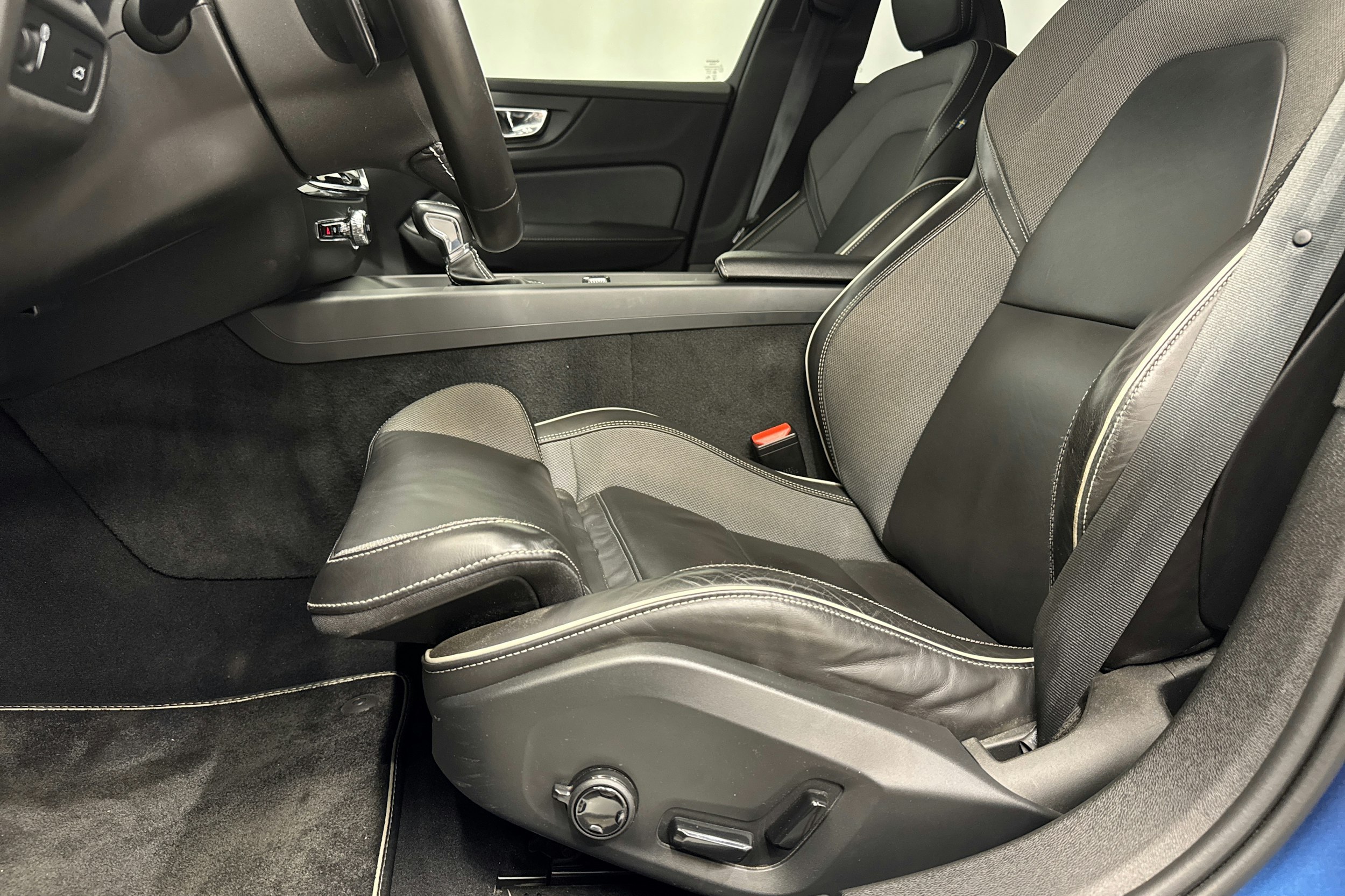 sininen Volvo S60 2020 kuva 17.