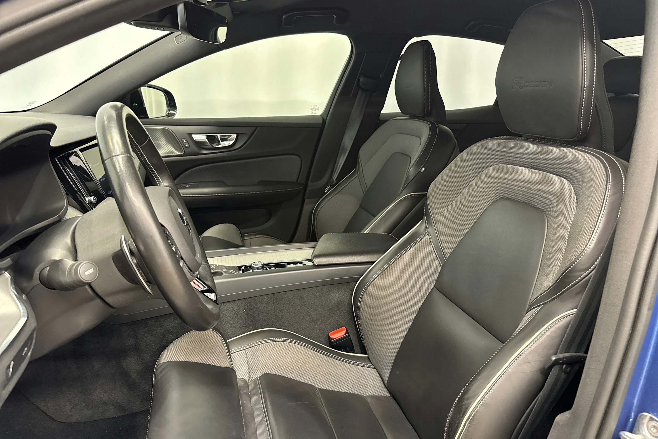 sininen Volvo S60 2020 kuva 18.