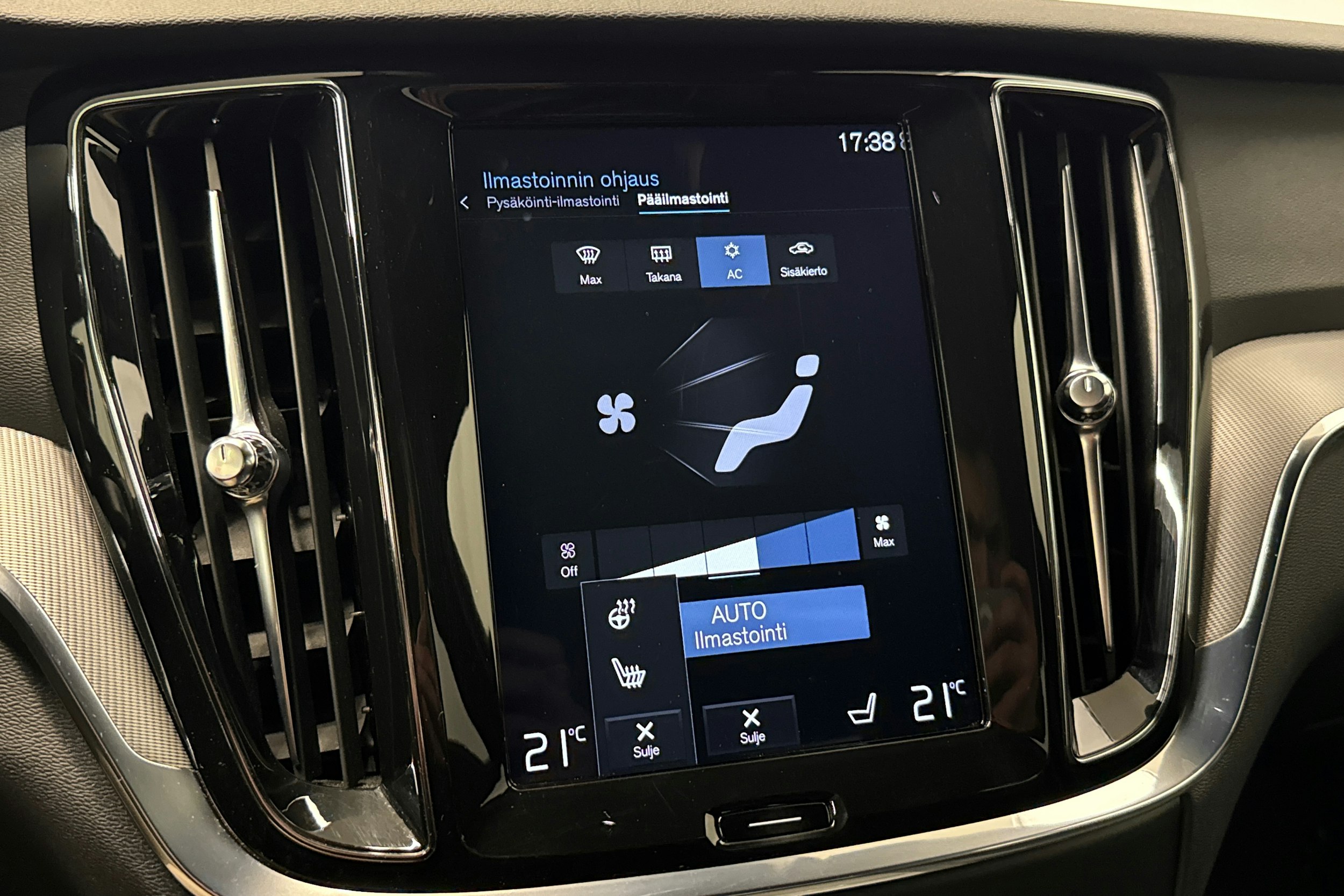 sininen Volvo S60 2020 kuva 22.