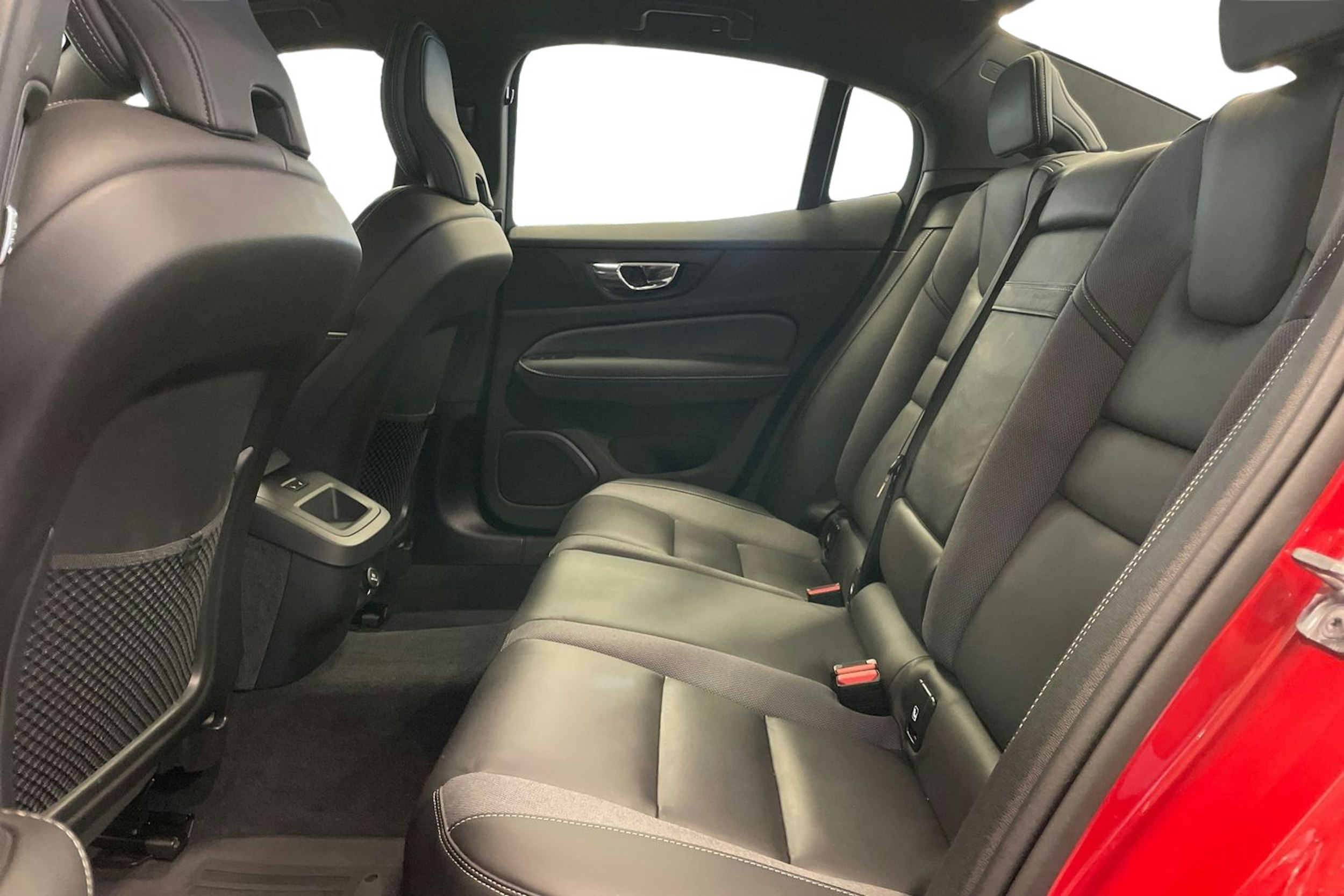 punainen Volvo S60 2020 kuva 8.