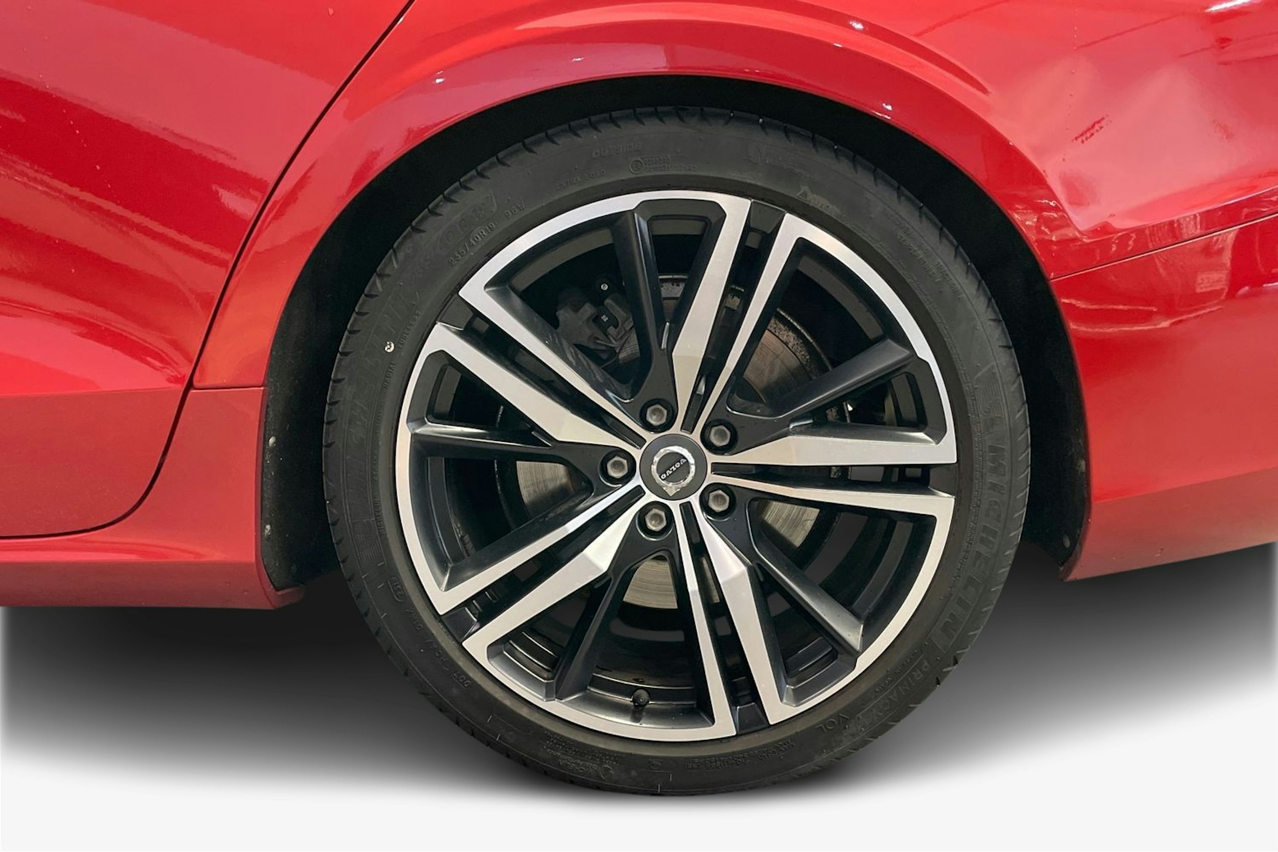 punainen Volvo S60 2020 kuva 9.