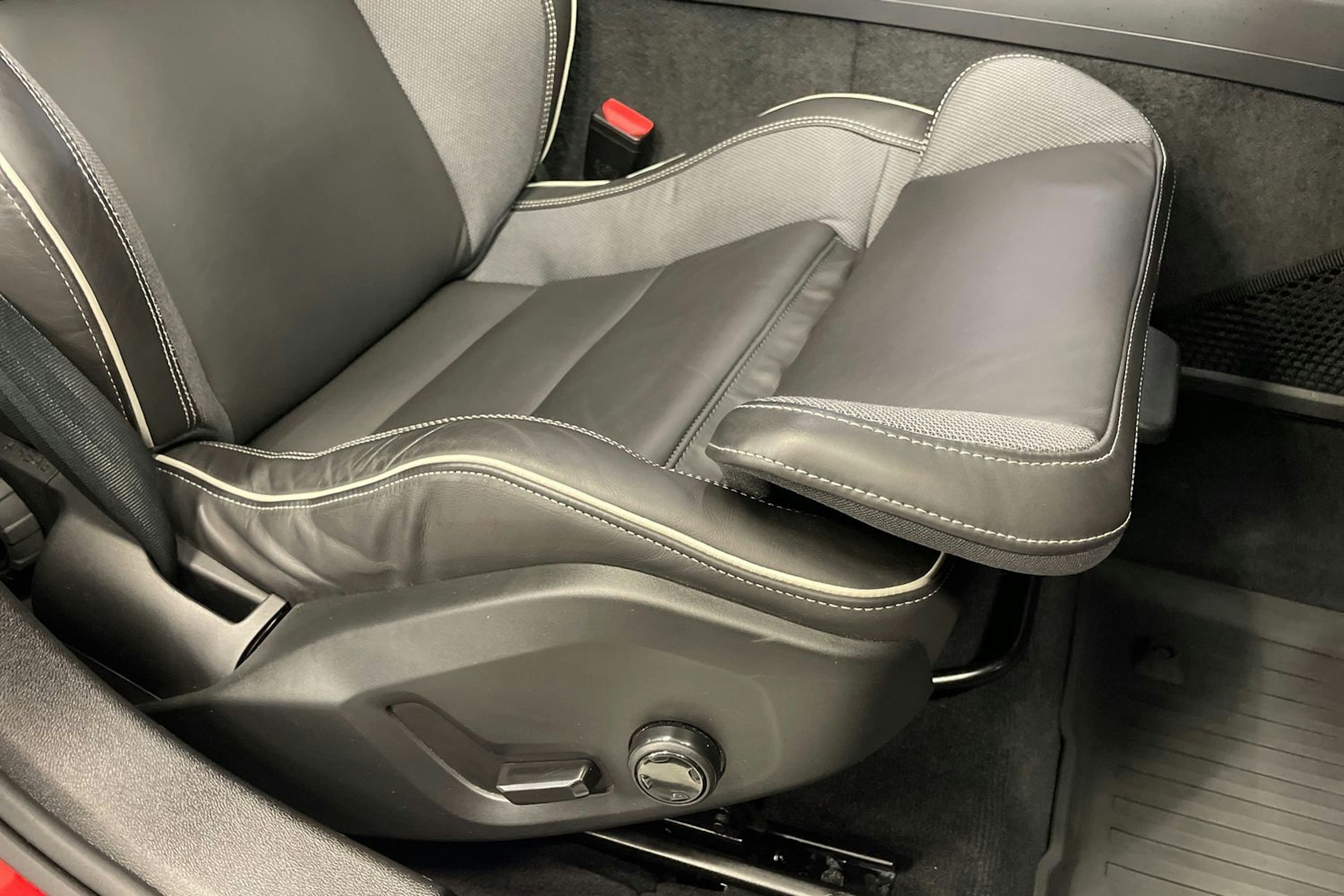 punainen Volvo S60 2020 kuva 11.