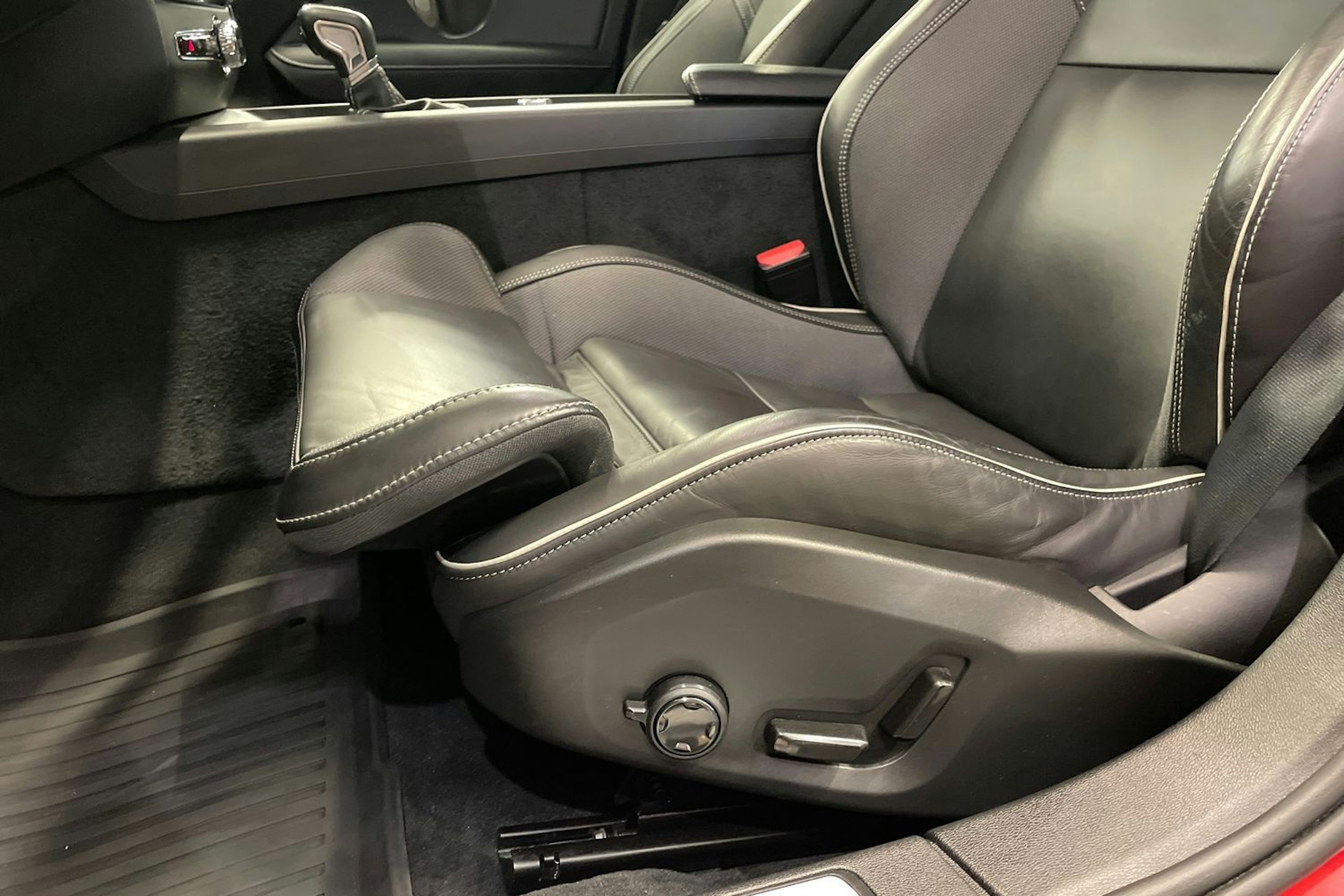 punainen Volvo S60 2020 kuva 12.