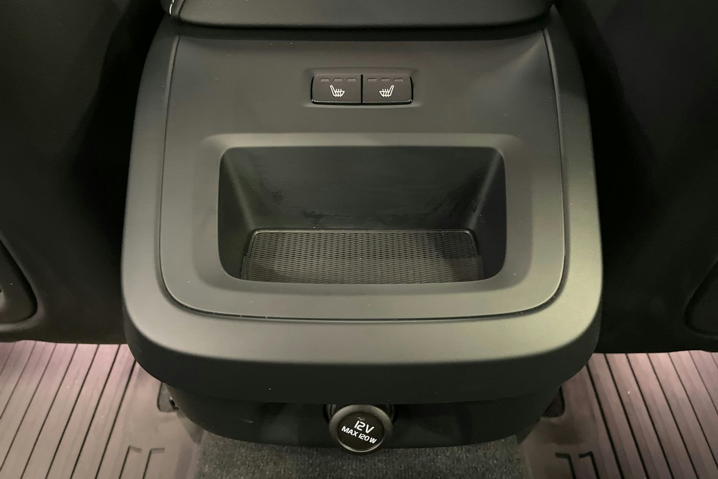 punainen Volvo S60 2020 kuva 14.