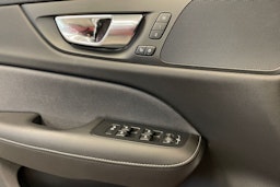 punainen Volvo S60 2020 kuva 15.