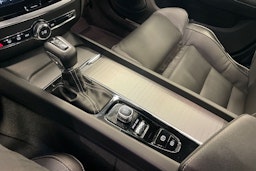 punainen Volvo S60 2020 kuva 16.
