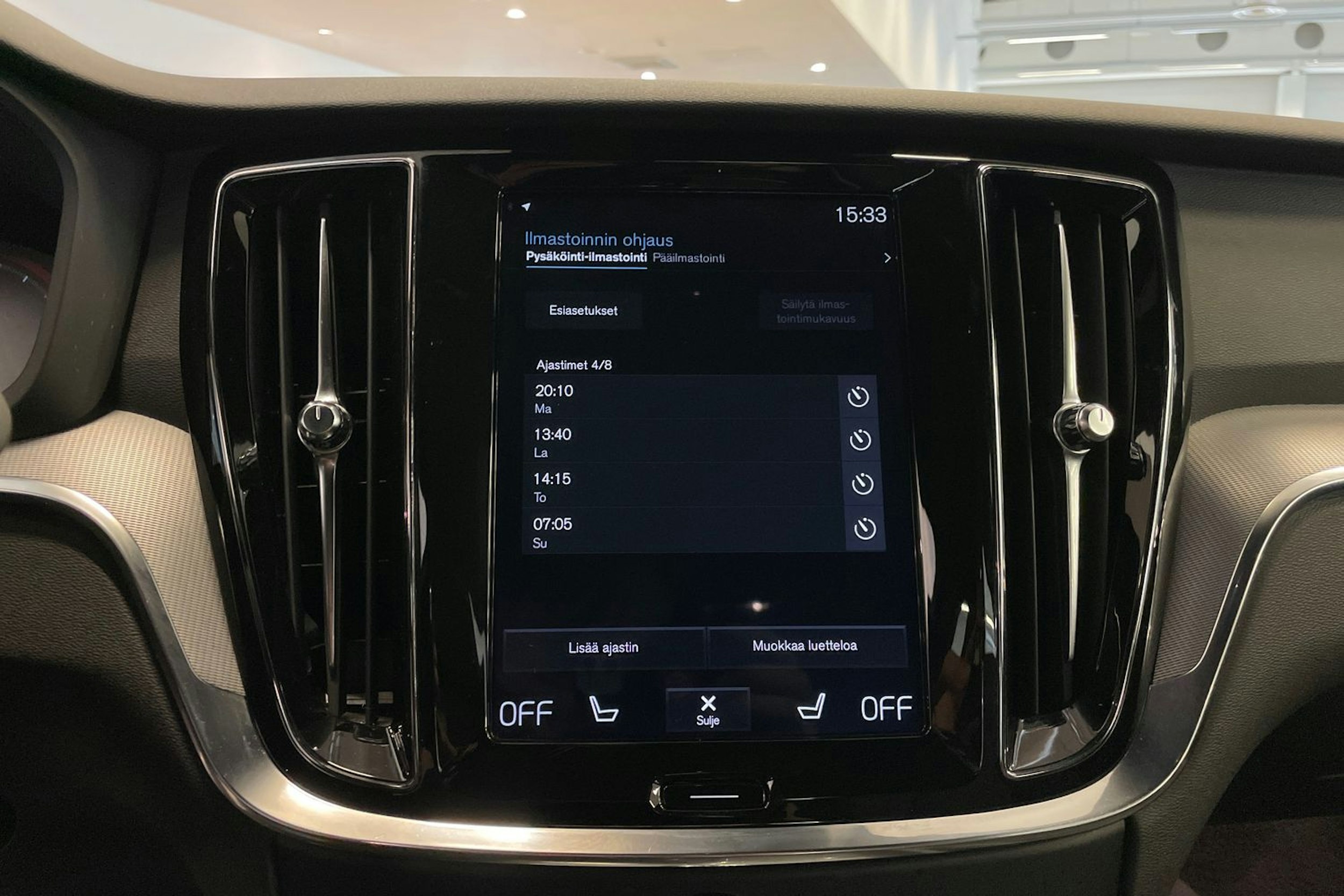 punainen Volvo S60 2020 kuva 17.