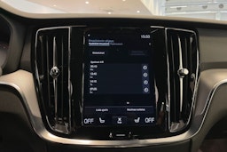 punainen Volvo S60 2020 kuva 17.