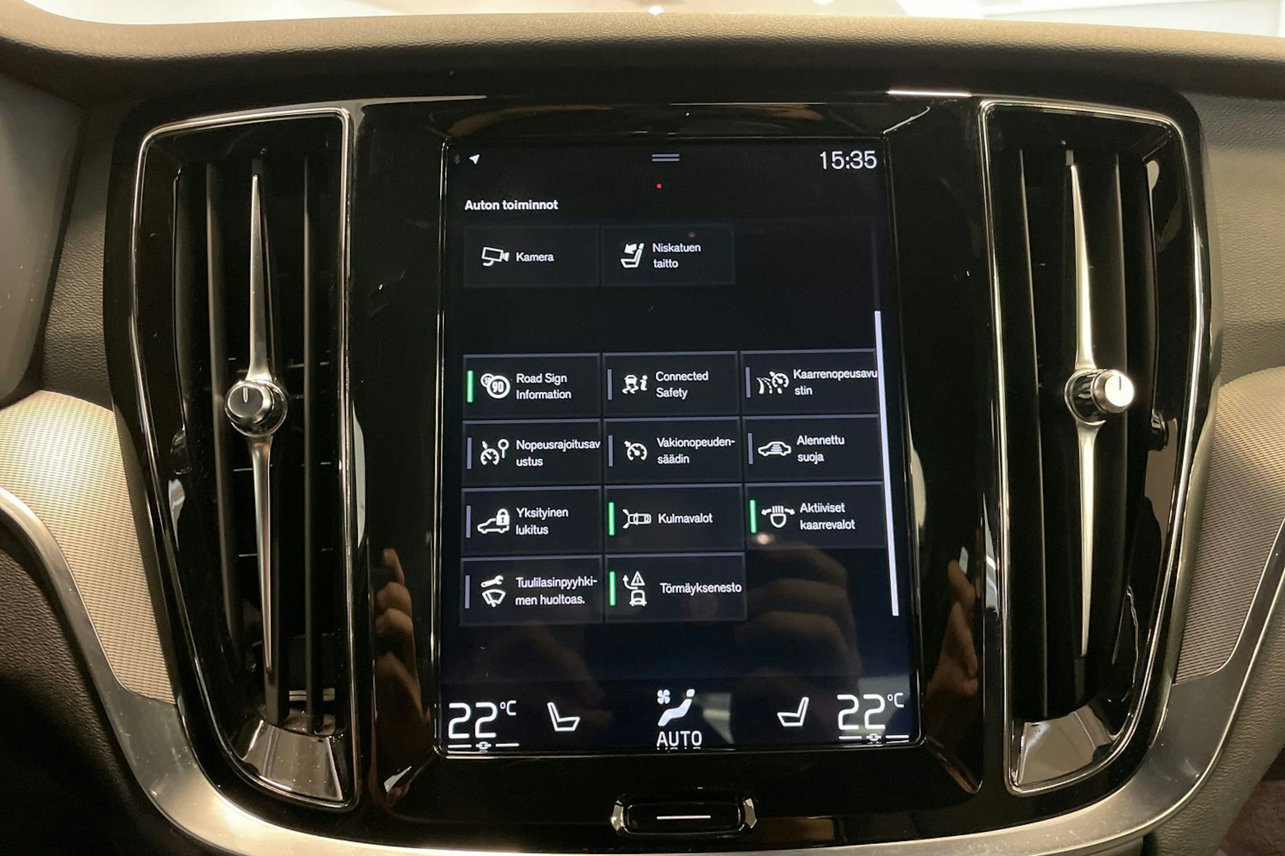 punainen Volvo S60 2020 kuva 21.